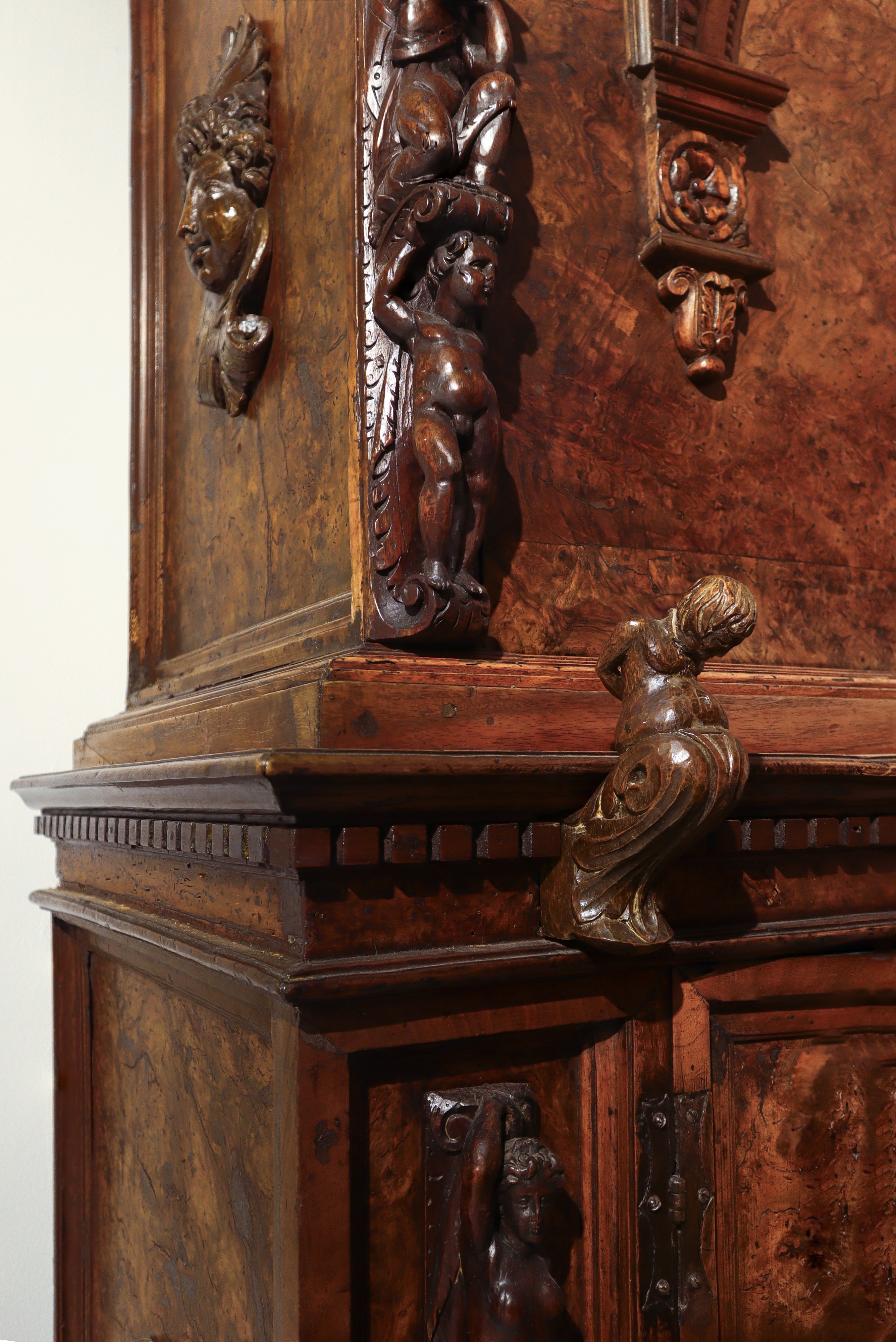 Cabinet Rinascimentale a Doppio Corpo in Legno di Radica di Noce