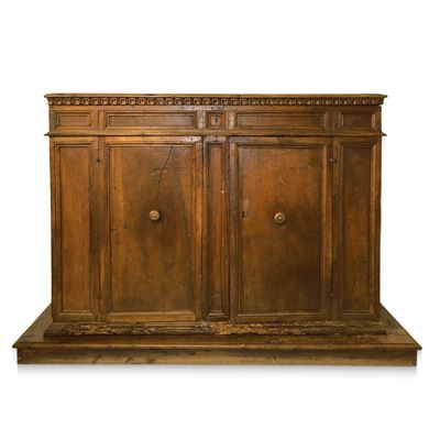 Grande Credenza Bassa in Legno di Noce, Piano a Becco di Civetta Sottolineato da Dentellatura Int...