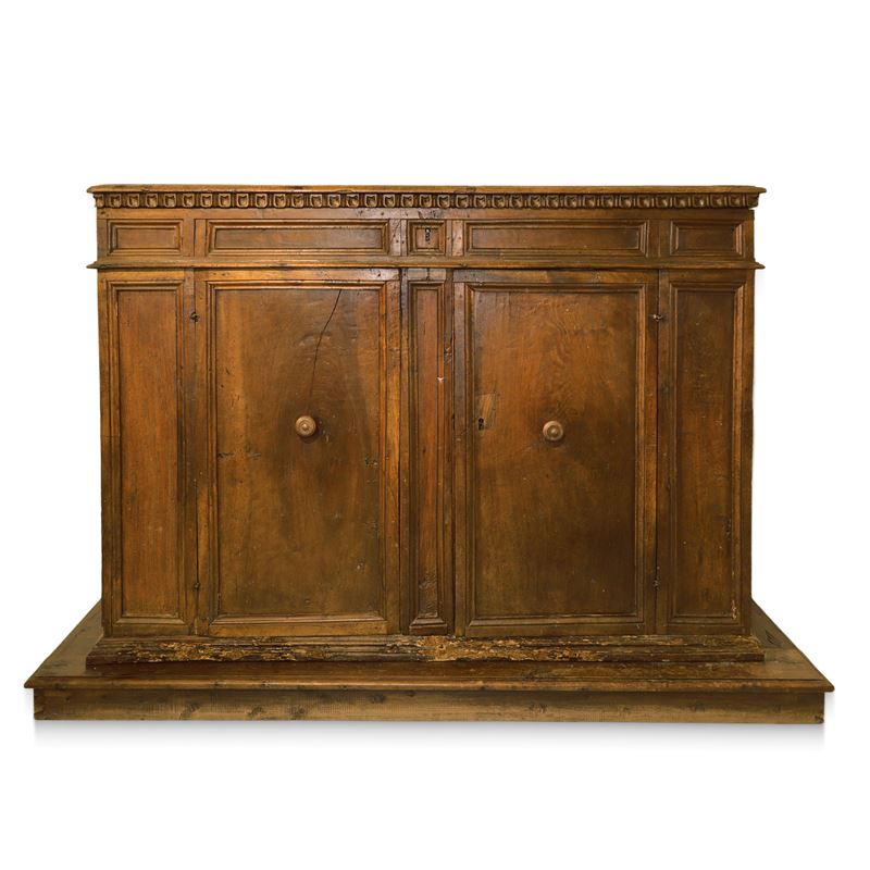 Grande Credenza Bassa in Legno di Noce, Piano a Becco di Civetta Sottolineato da Dentellatura Int...