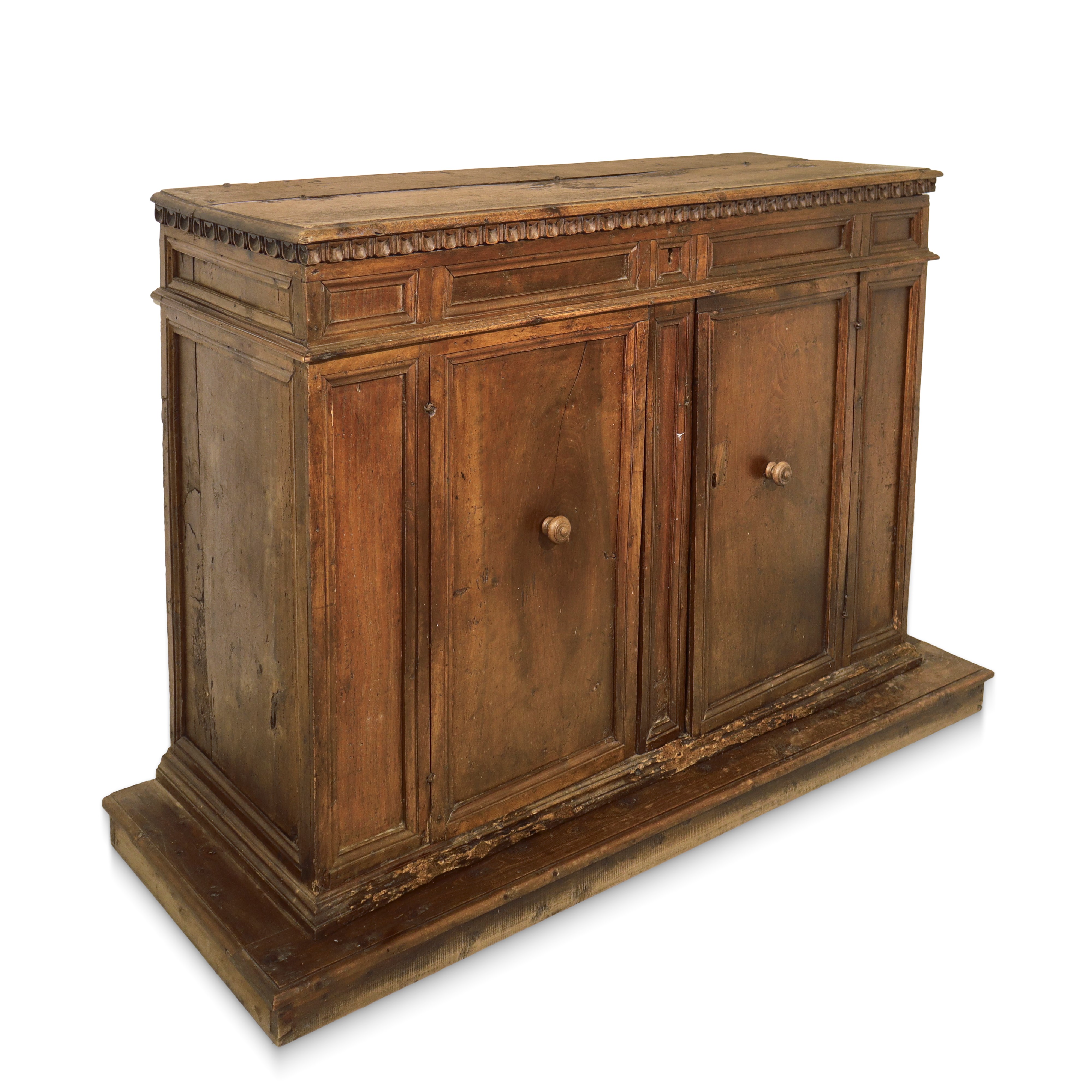 Grande Credenza Bassa in Legno di Noce, Piano a Becco di Civetta Sottolineato da Dentellatura Int...
