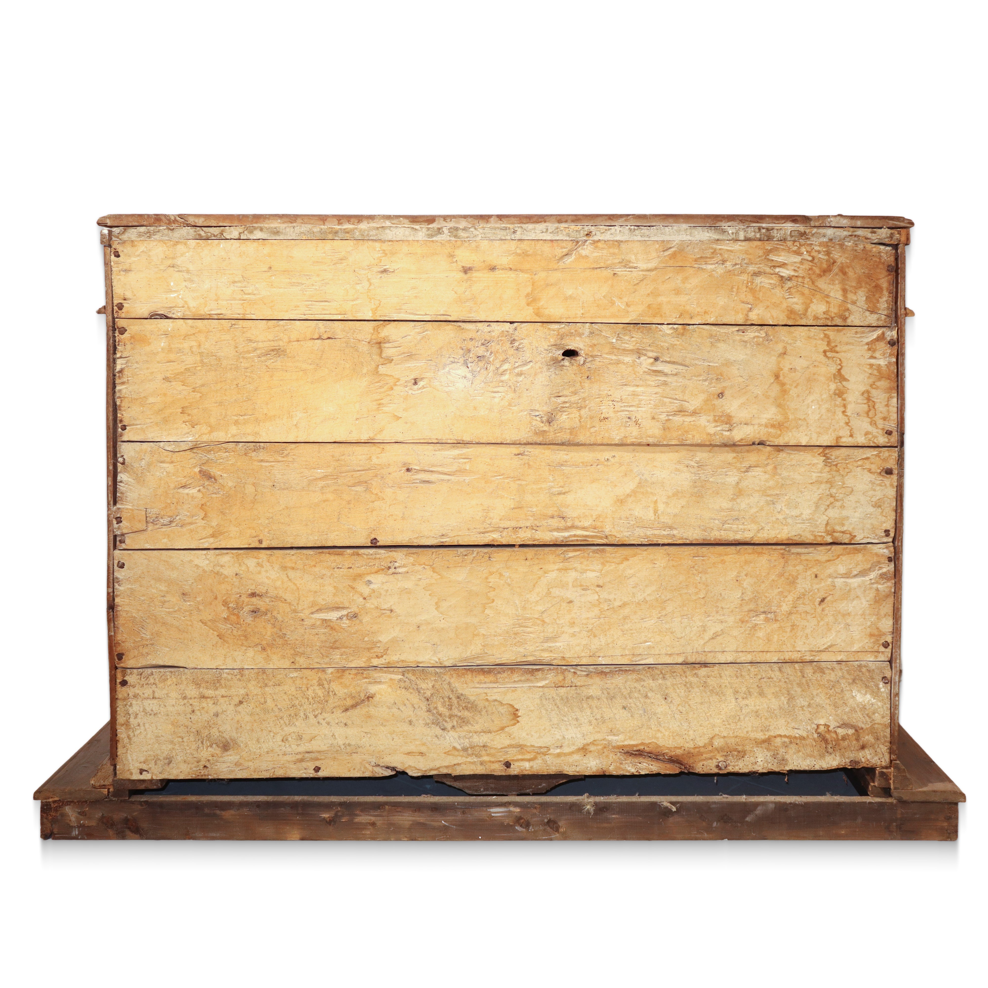 Grande Credenza Bassa in Legno di Noce, Piano a Becco di Civetta Sottolineato da Dentellatura Int...