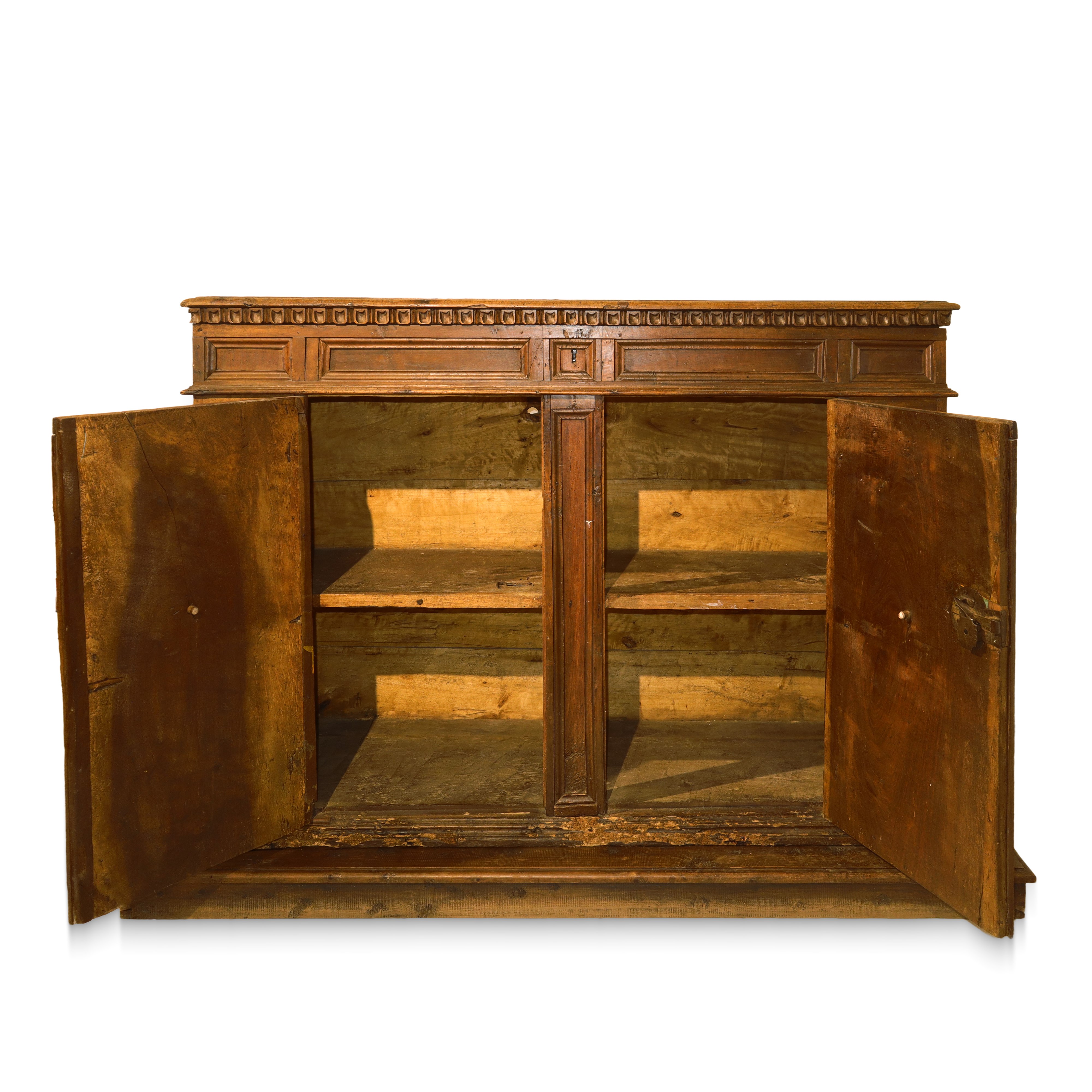 Grande Credenza Bassa in Legno di Noce, Piano a Becco di Civetta Sottolineato da Dentellatura Int...