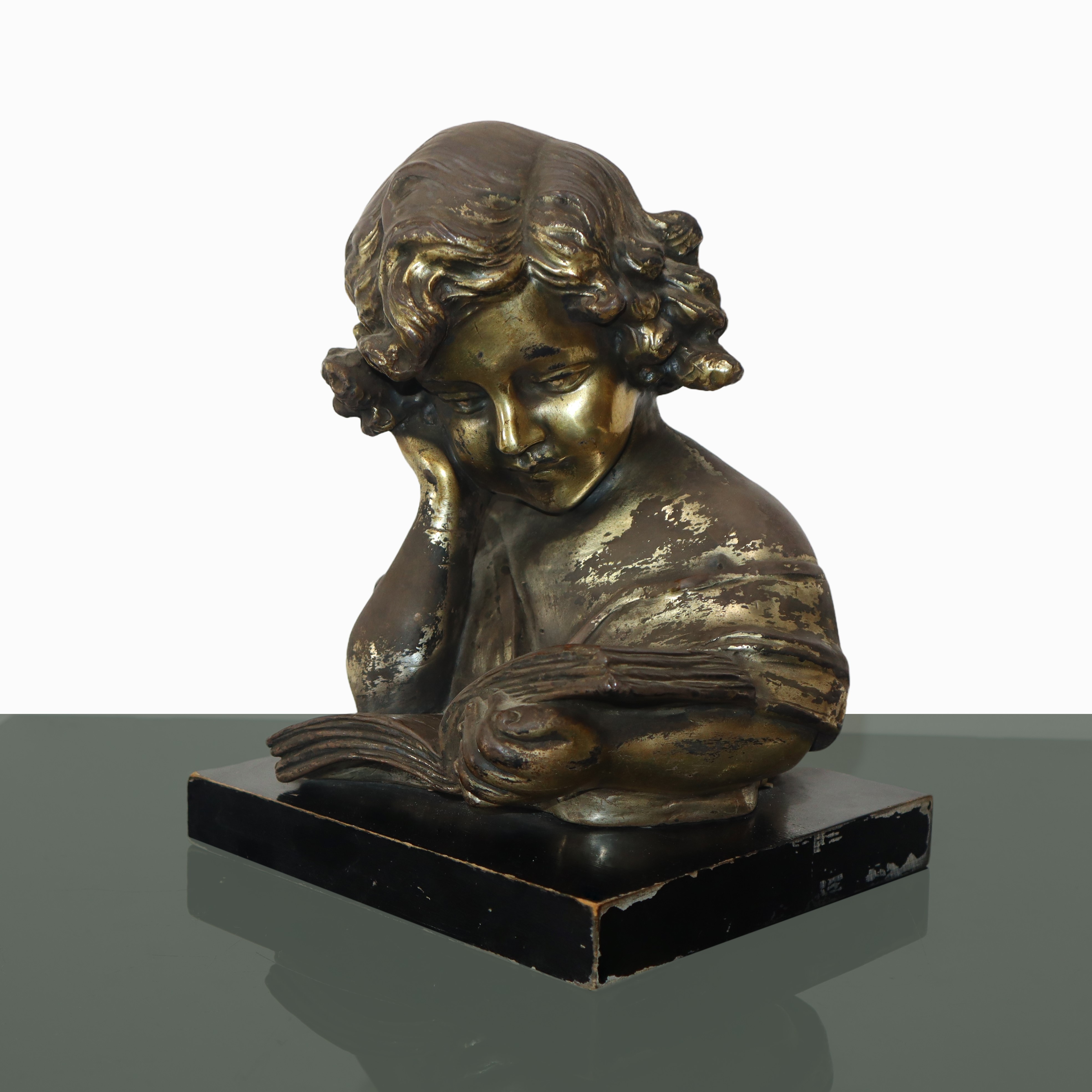 Fanciulla che Legge un Libro in Terracotta Patinata Oro su Base in Legno
