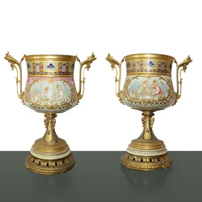Elegante Coppia di Vasi in Porcellana di Sevres, Napoleone III in Metallo Dorato Ormolu con Smalt...