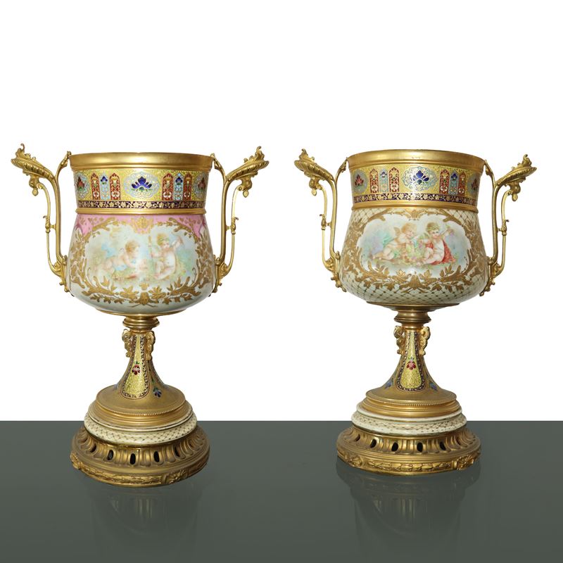 Elegante Coppia di Vasi in Porcellana di Sevres, Napoleone III in Metallo Dorato Ormolu con Smalt...