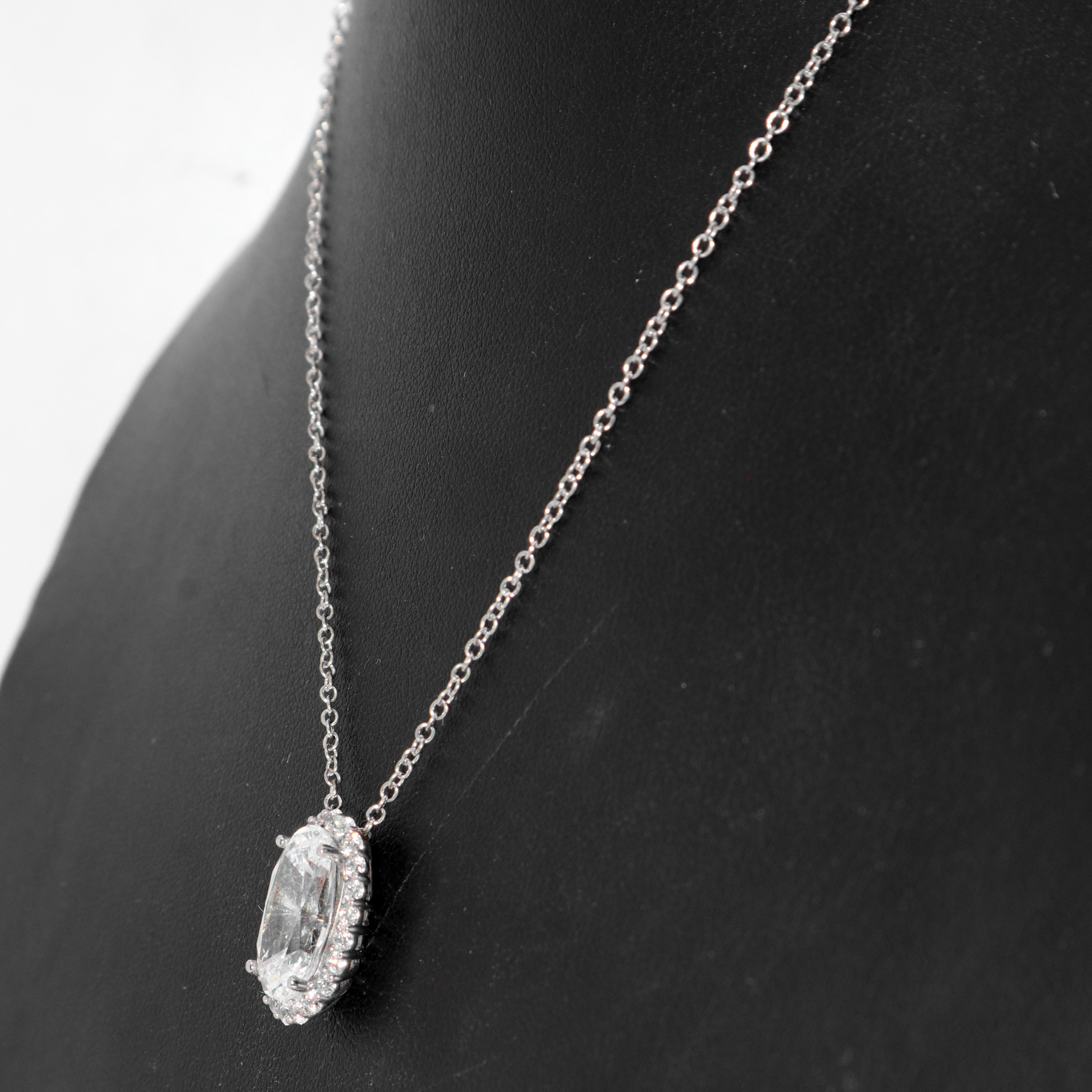 Pendentif in argento con zircone centrale tornito da ghiera di zirconi più piccoli intorno