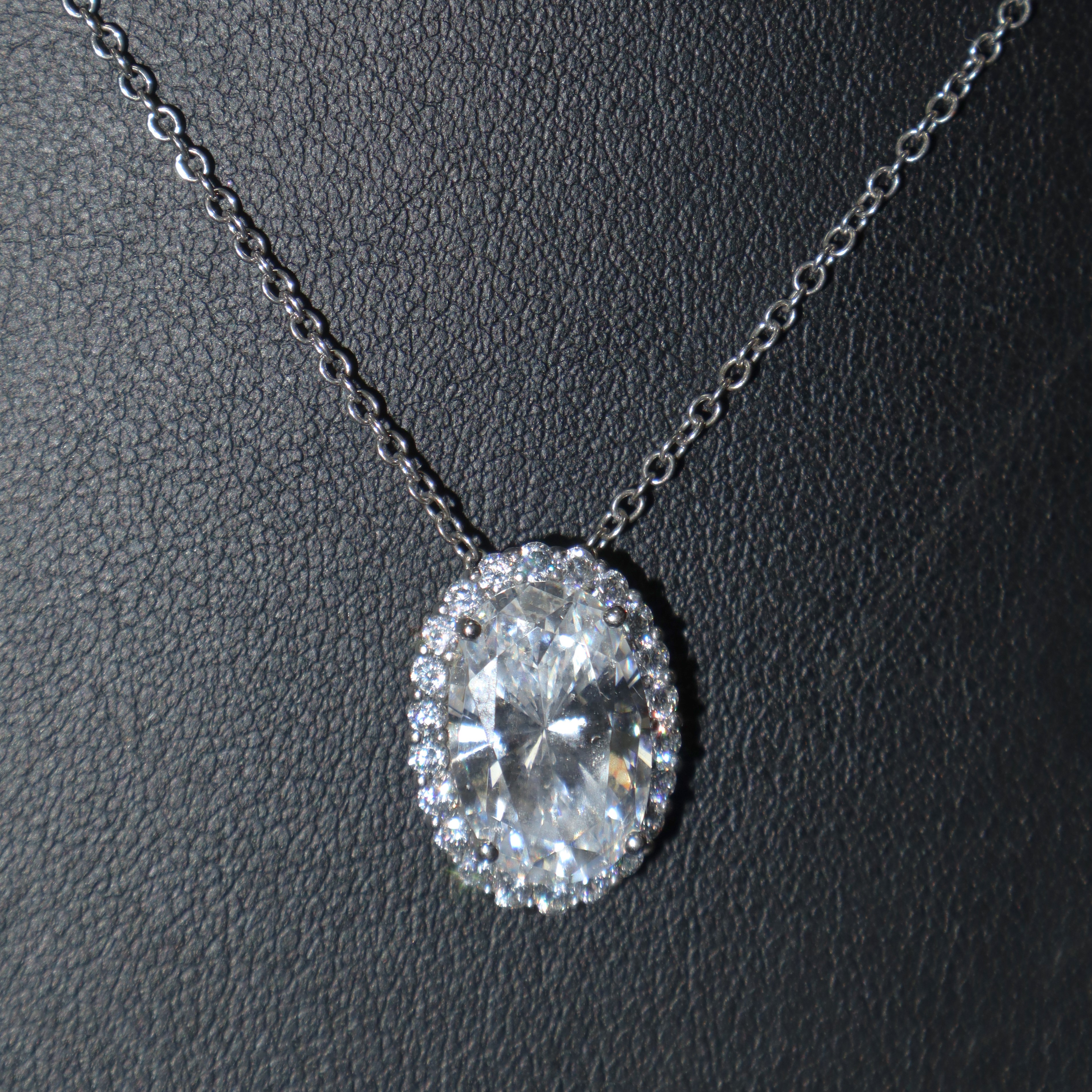 Pendentif in argento con zircone centrale tornito da ghiera di zirconi più piccoli intorno