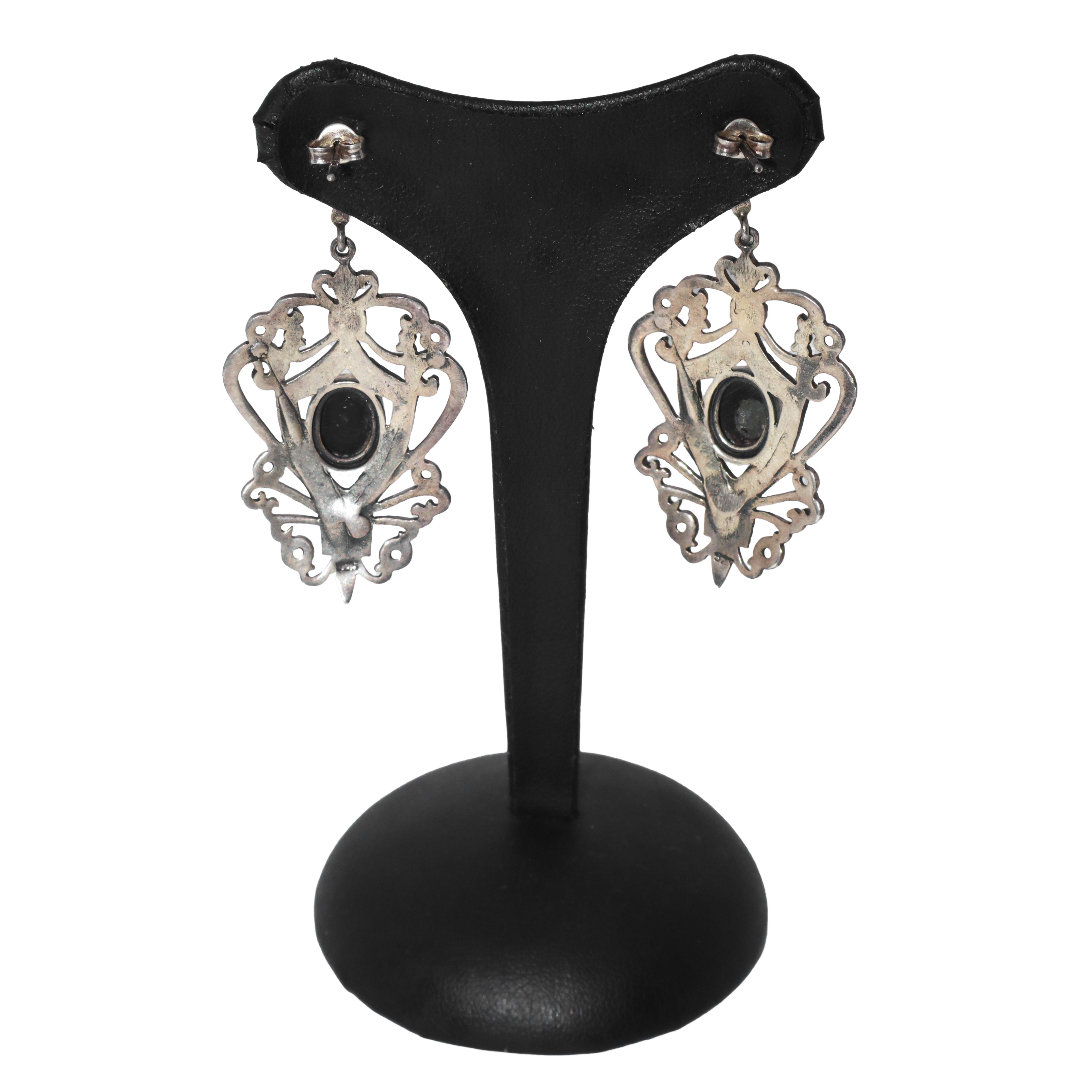 Orecchini in argento con onice nera al centro