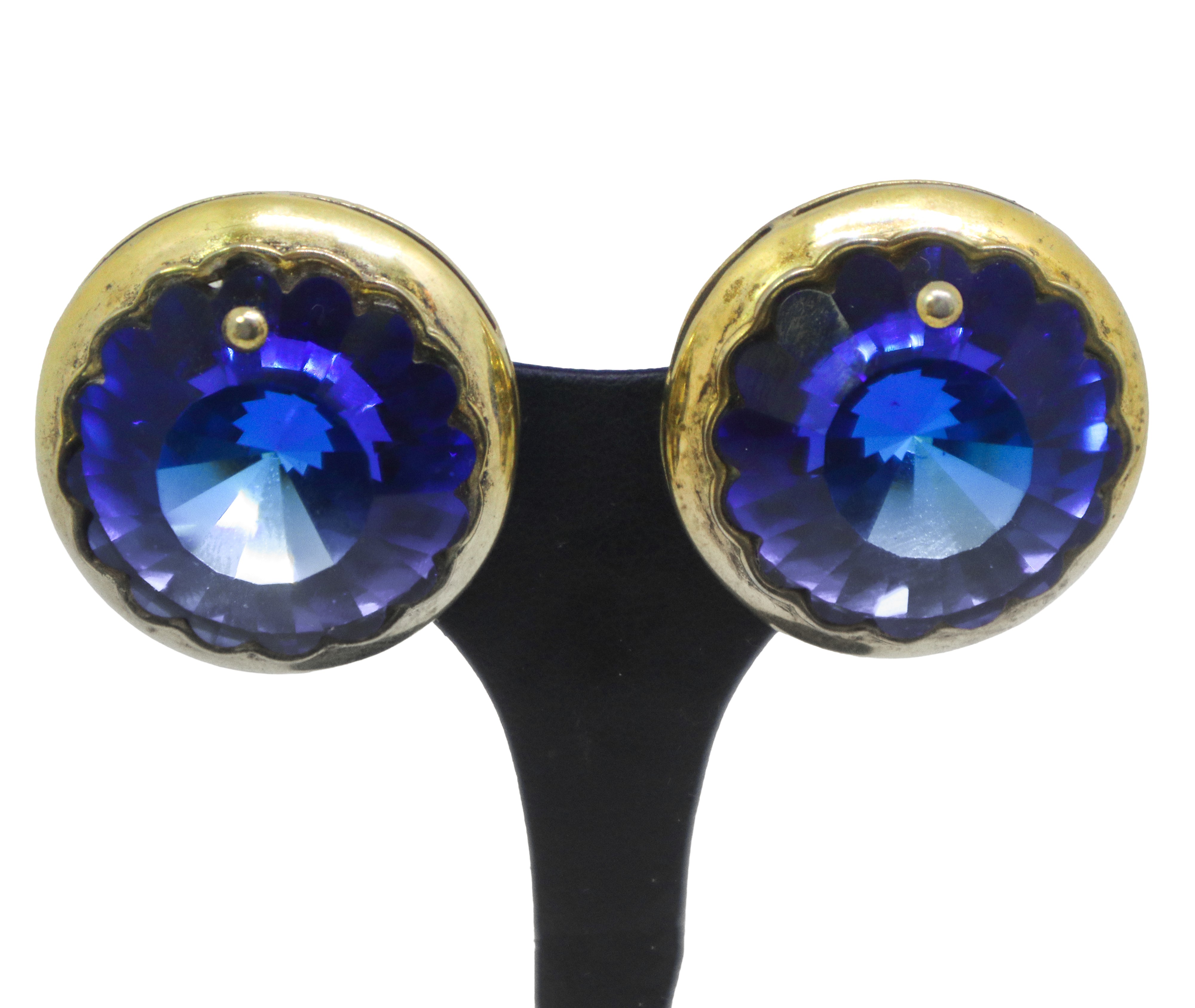 Orecchini a clip circolari in metallo dorato con grande pietra blu al centro