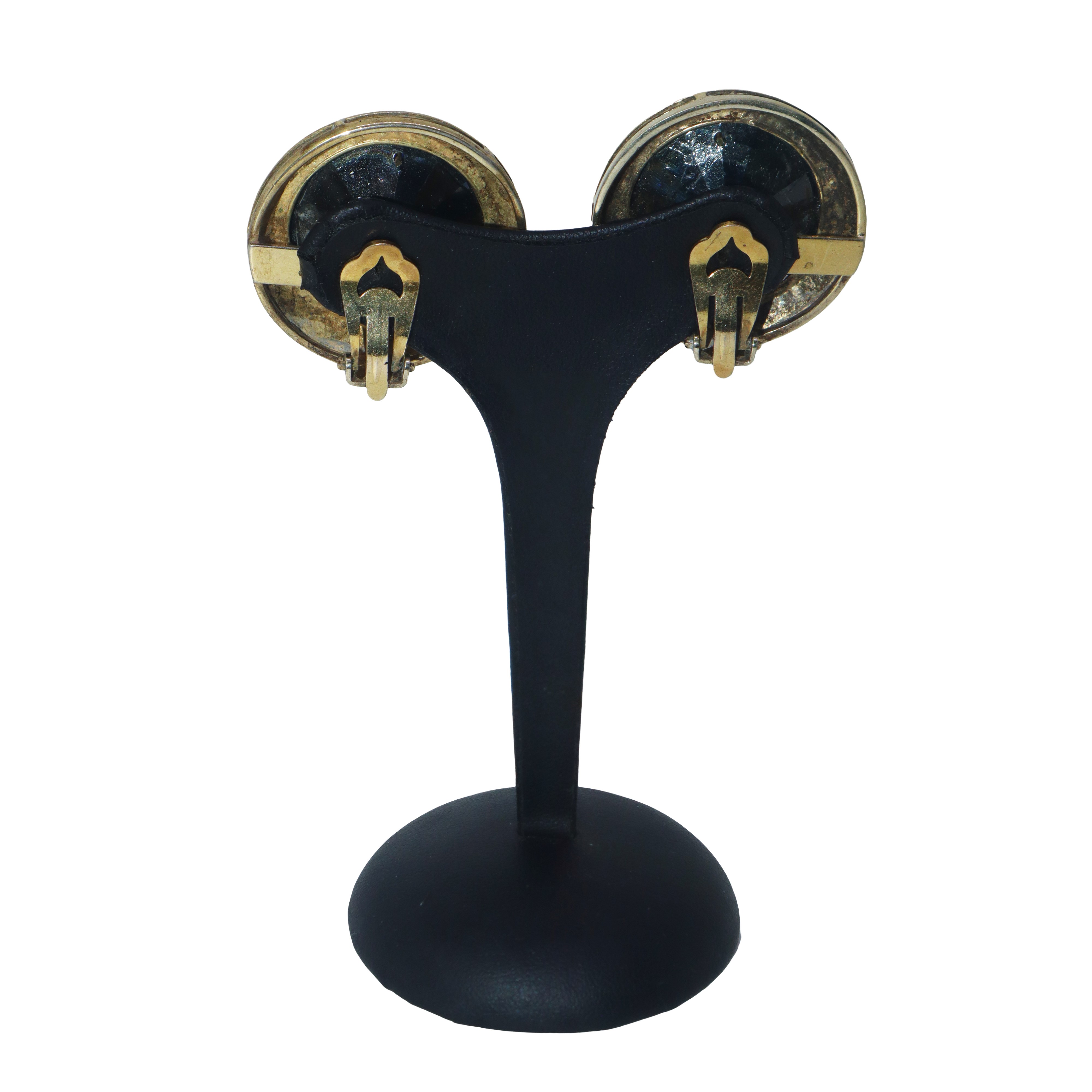 Orecchini a clip circolari in metallo dorato con grande pietra blu al centro