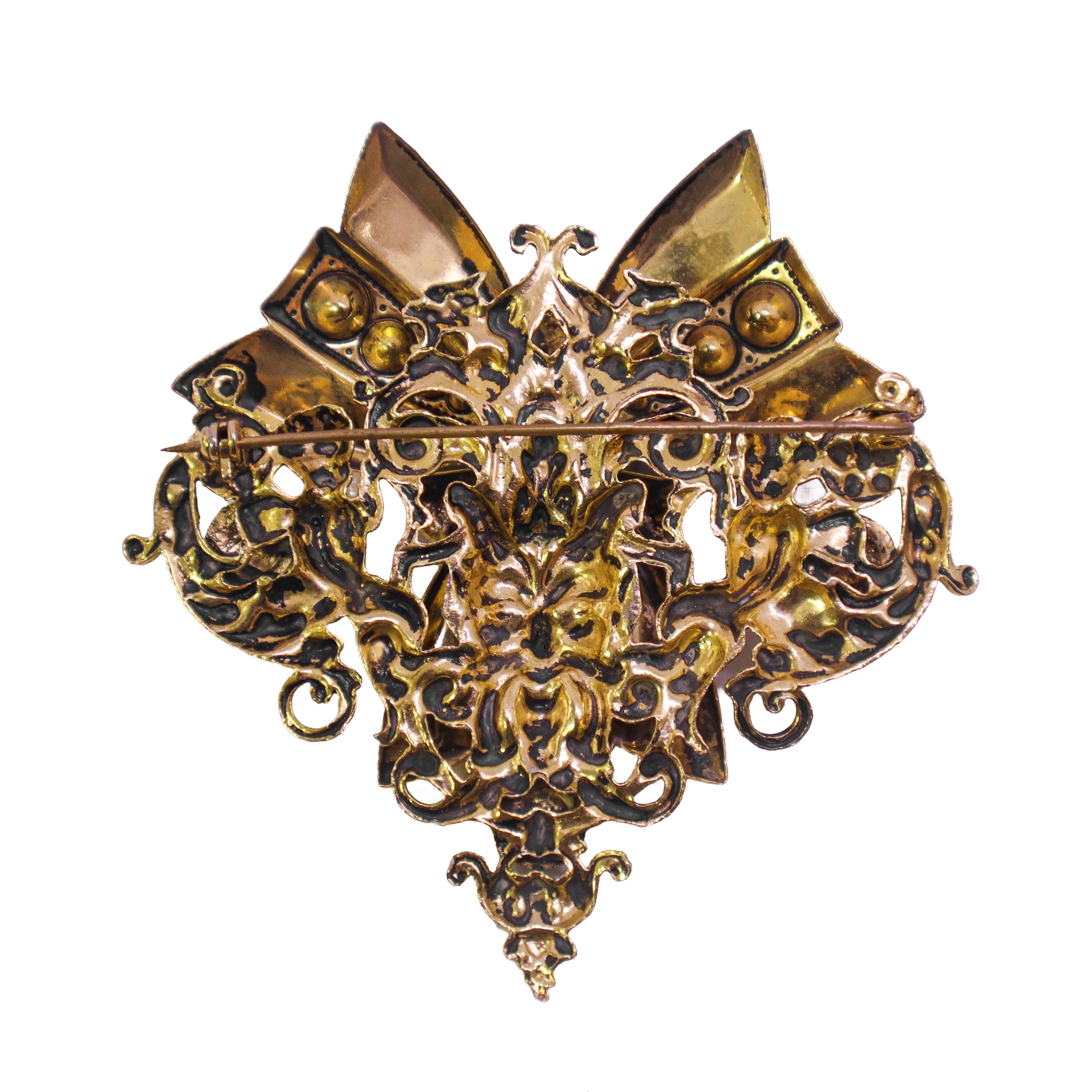 Spilla a cuore con fiocco centrale con strass colorati ai lati piccoli angioletti