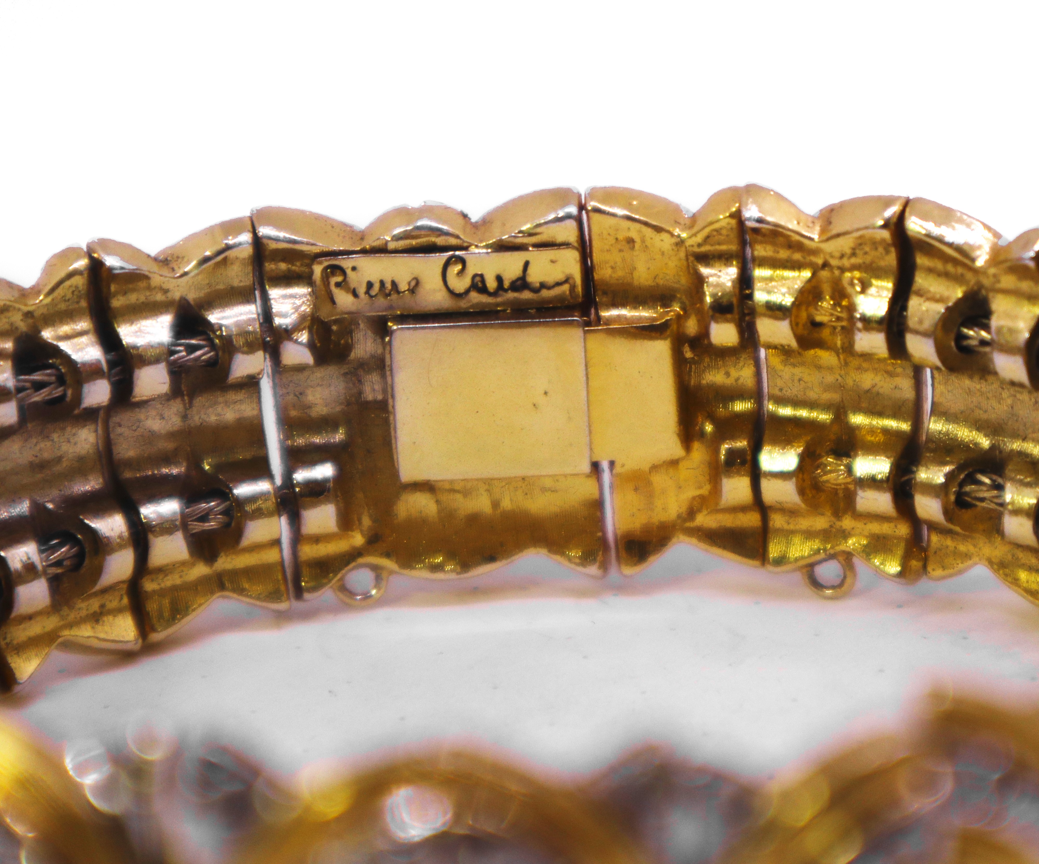 Bracciale semirigido in metallo dorato, strass e smalto marrone