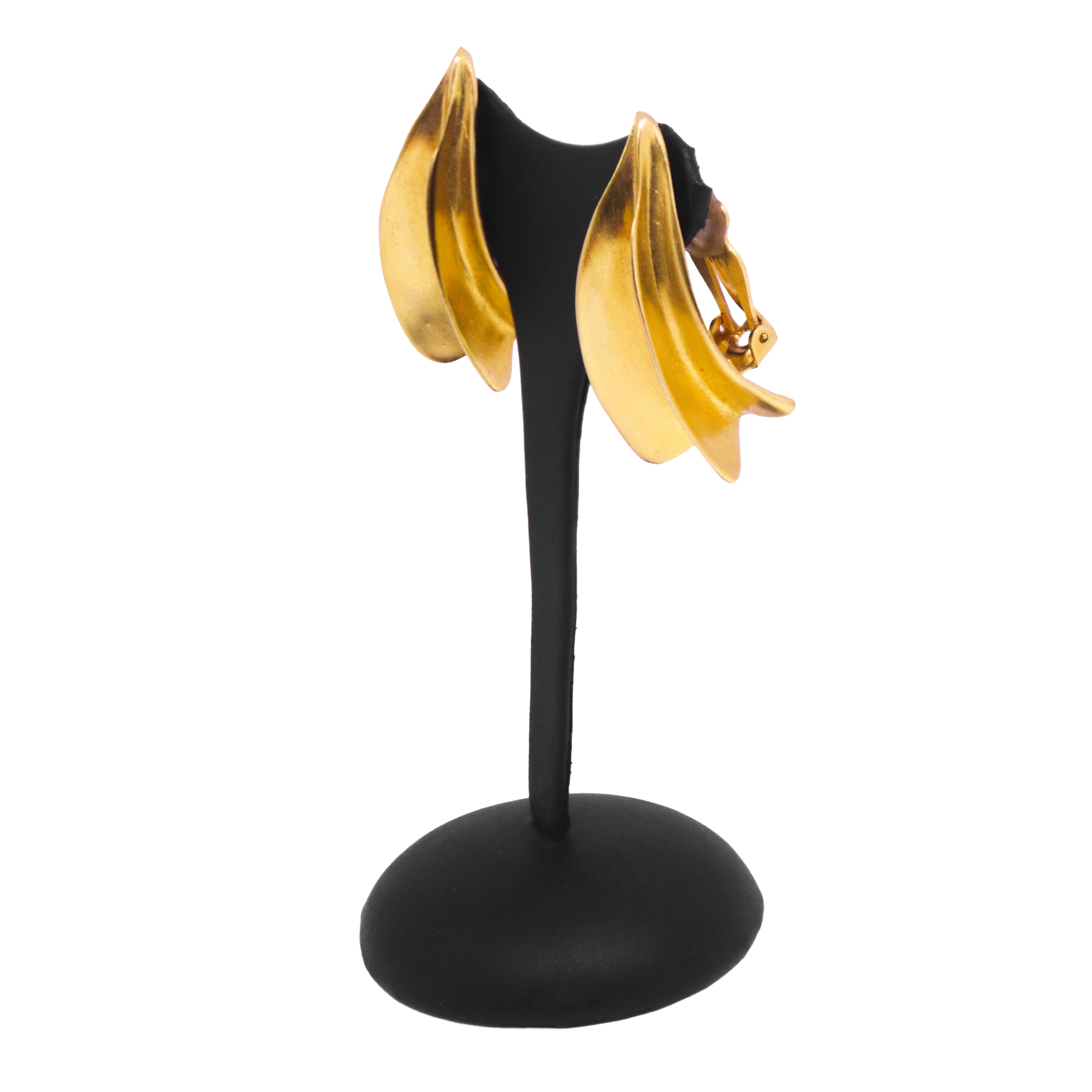 Orecchini a clip di forma astratta tridimensionale in metallo dorato