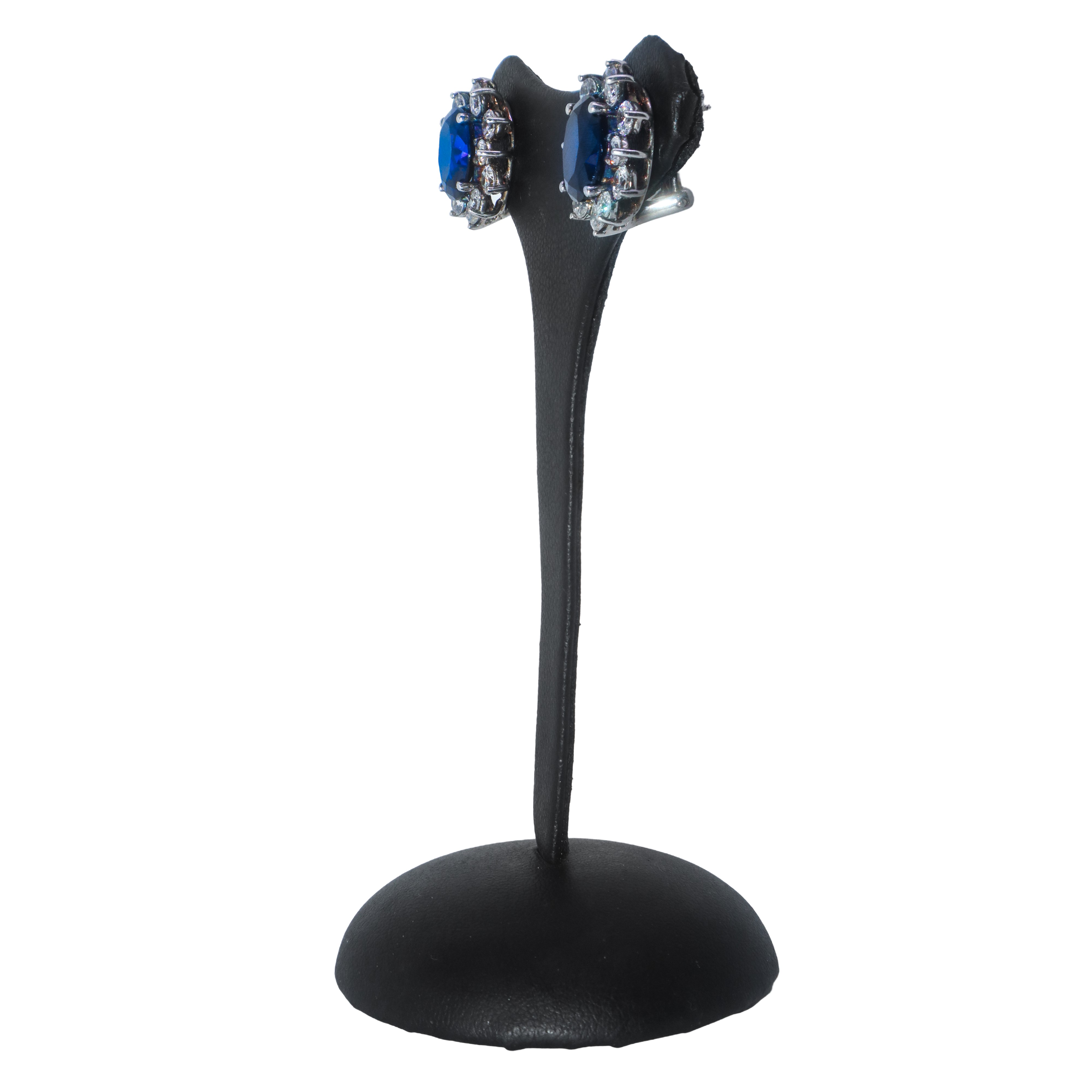 Parure in argento composta da anello e orecchini a forma di fiore con pietra blu centrale circond...