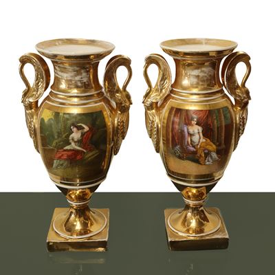Coppia di Vasi Impero in Porcellana Dipinta e Dorata Ad Ormolou.