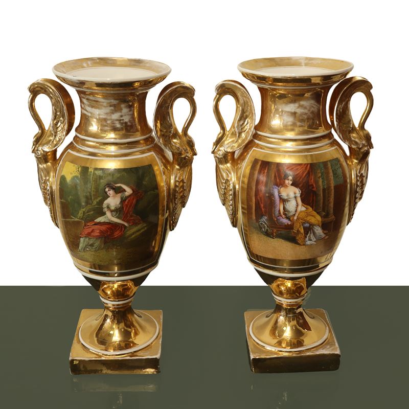 Coppia di Vasi Impero in Porcellana Dipinta e Dorata Ad Ormolou.