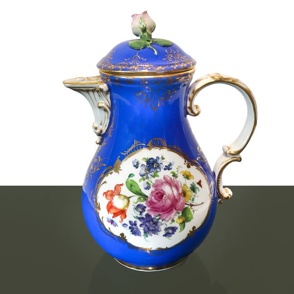 Porcelain Meissen - Caffettiera con fondo blu, presa a sbalzo con porcellana a forma di rosa, dipinta a motivi floreali ambo i lati, decori in oro