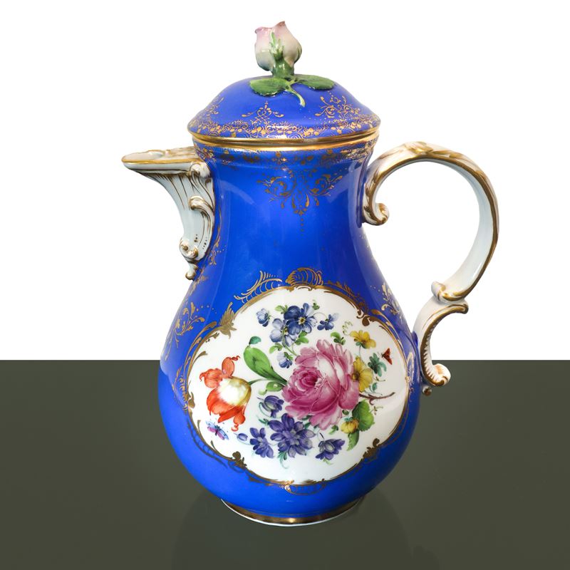 Porcelain Meissen - Caffettiera con Fondo Blu, Presa a Sbalzo con Porcellana a Forma di Rosa, Dip...