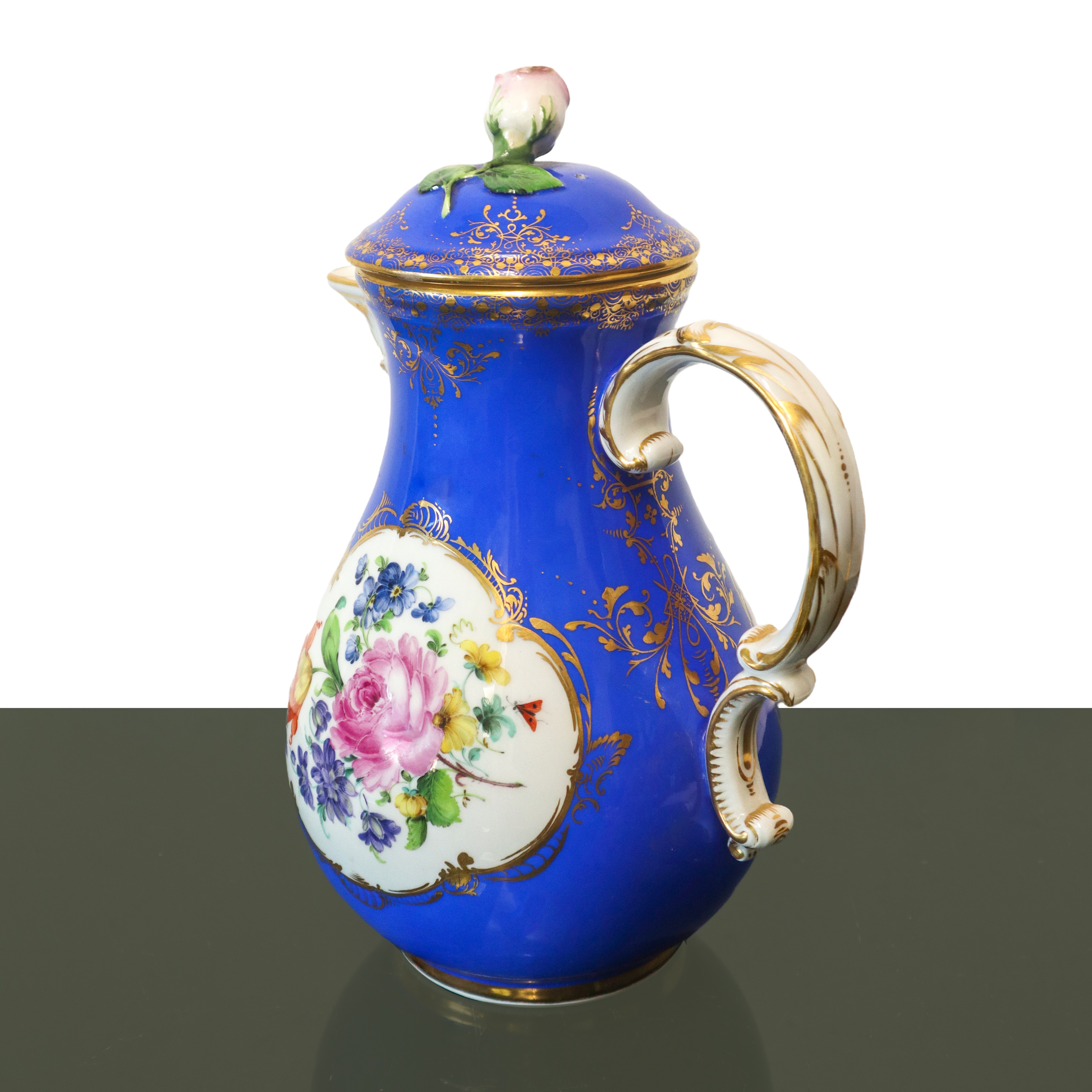 Porcelain Meissen - Caffettiera con Fondo Blu, Presa a Sbalzo con Porcellana a Forma di Rosa, Dip...