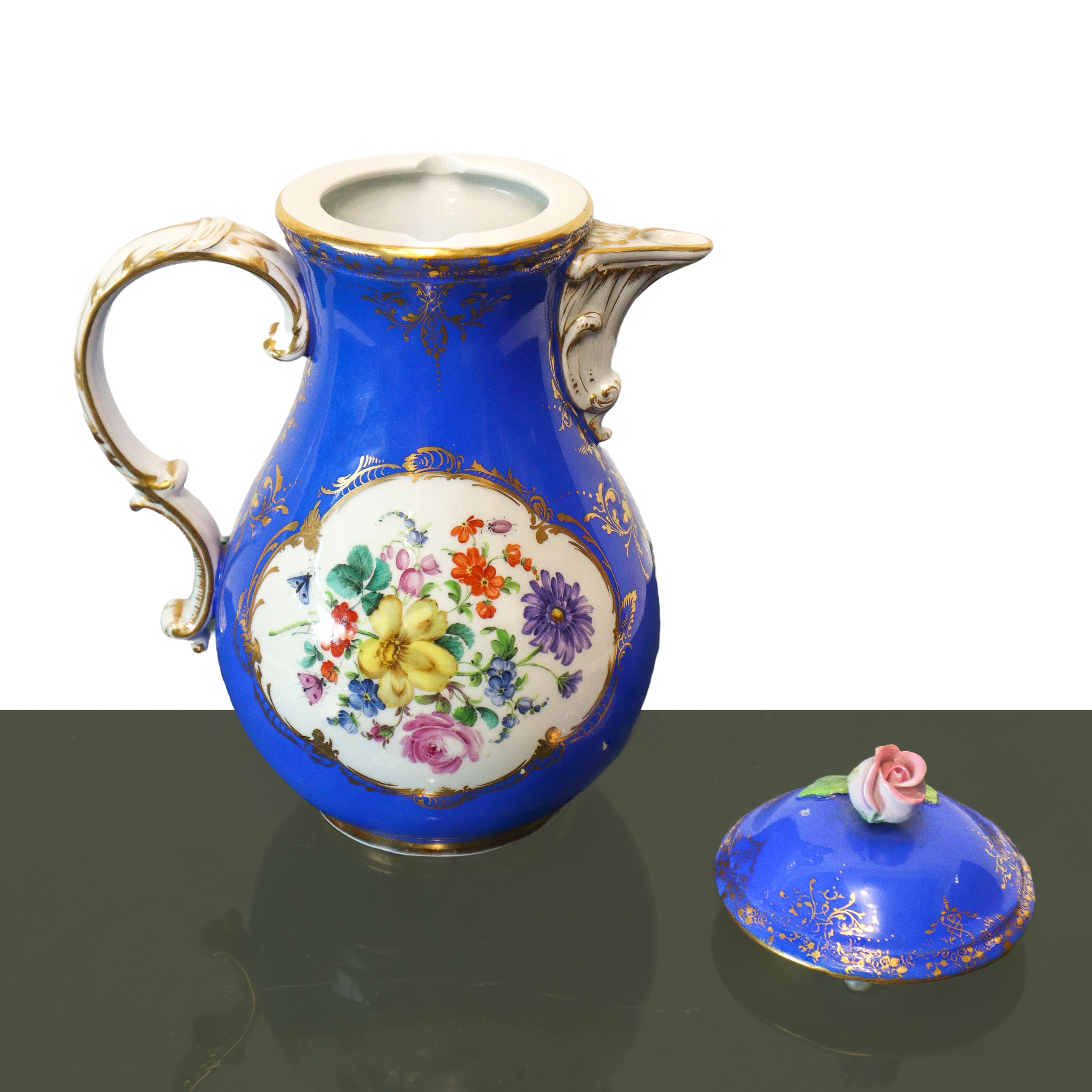 Porcelain Meissen - Caffettiera con Fondo Blu, Presa a Sbalzo con Porcellana a Forma di Rosa, Dip...