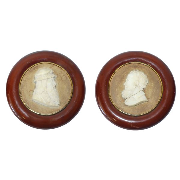 Pair of round plaques in wooden frame with gold trim in the center bas-relief in alabaster by Leonardo da Vinci and Michelangelo Buonarroti