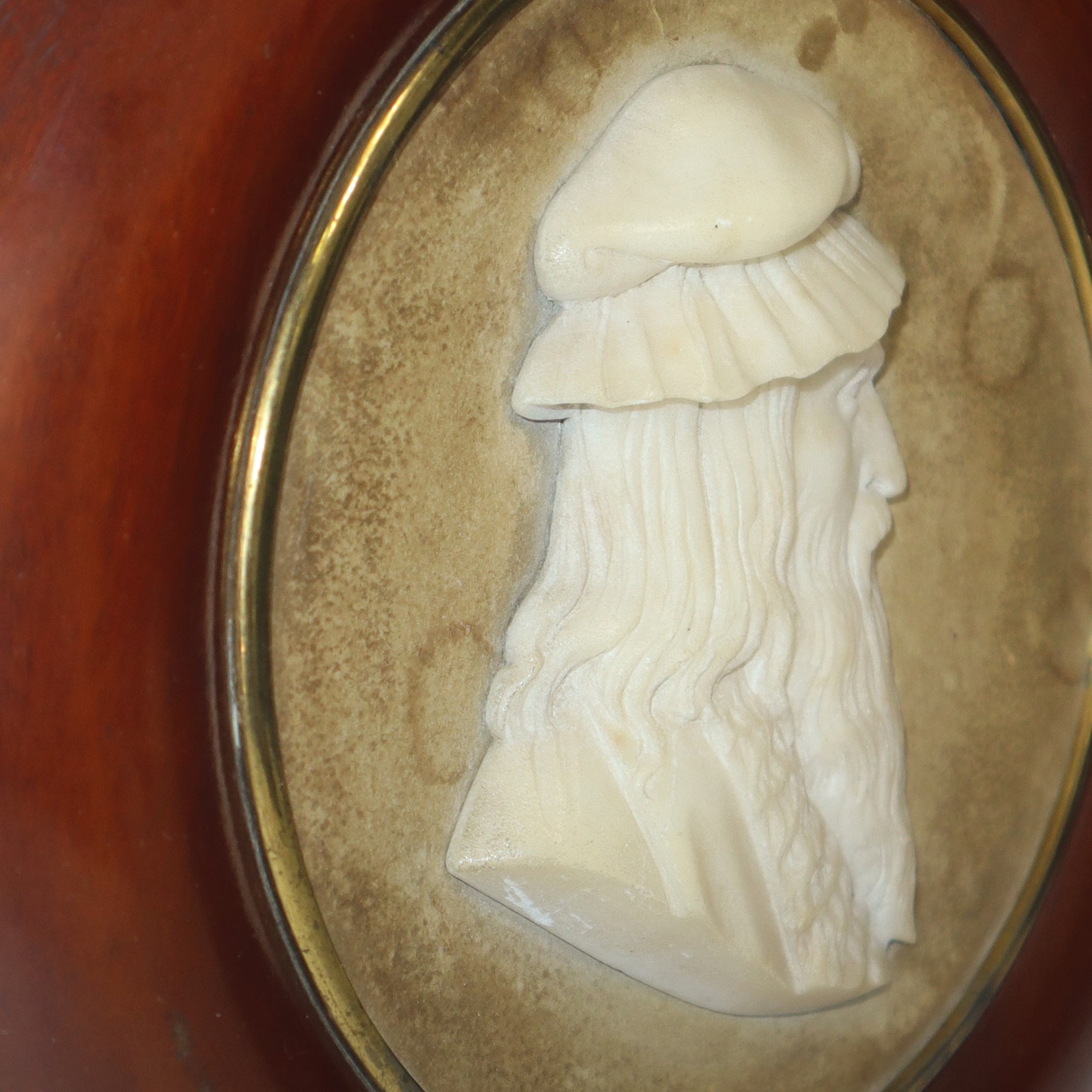 Coppia di placche rotonde in cornice di legno con perfili in oro al centro bassorilievo in alabas...