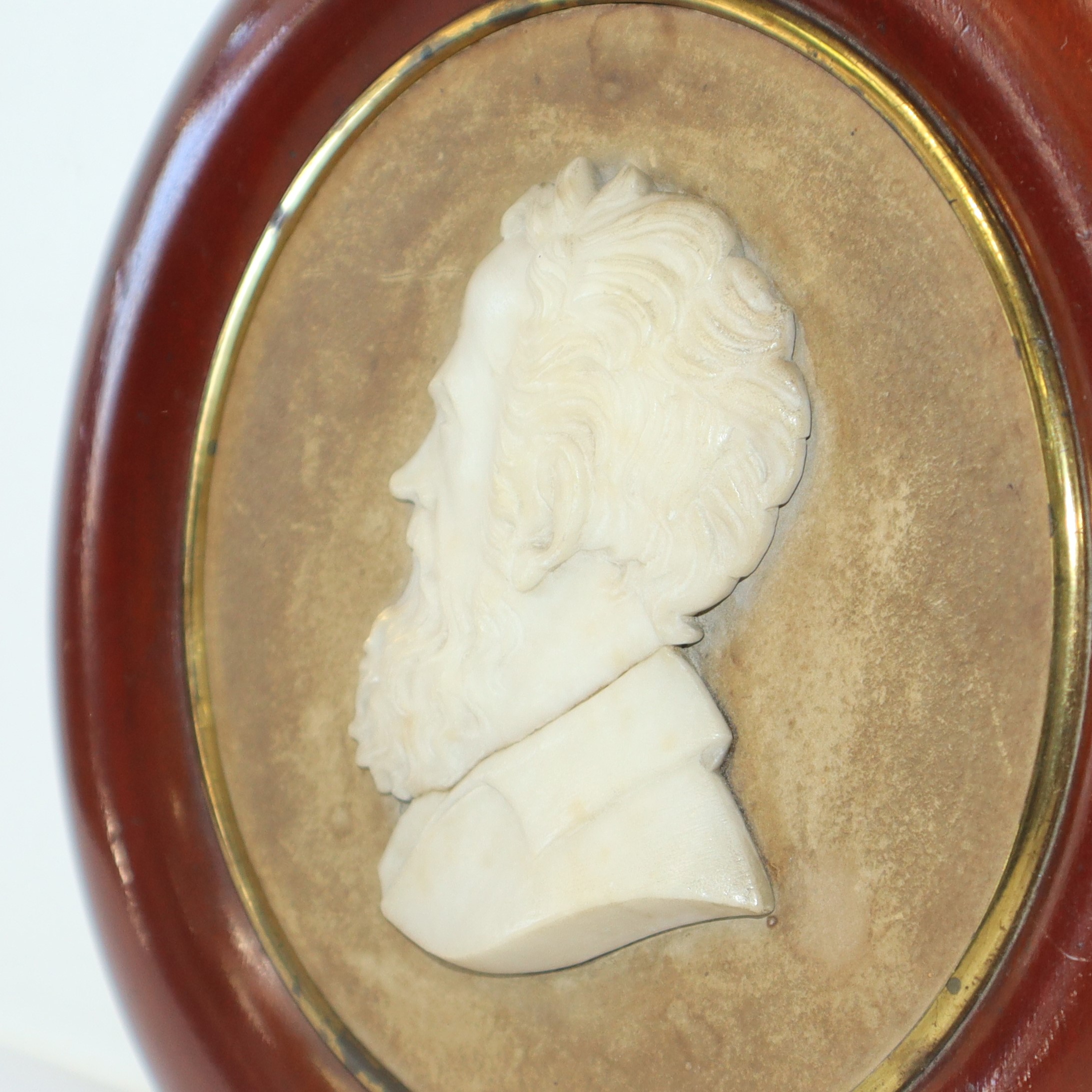 Coppia di placche rotonde in cornice di legno con perfili in oro al centro bassorilievo in alabas...