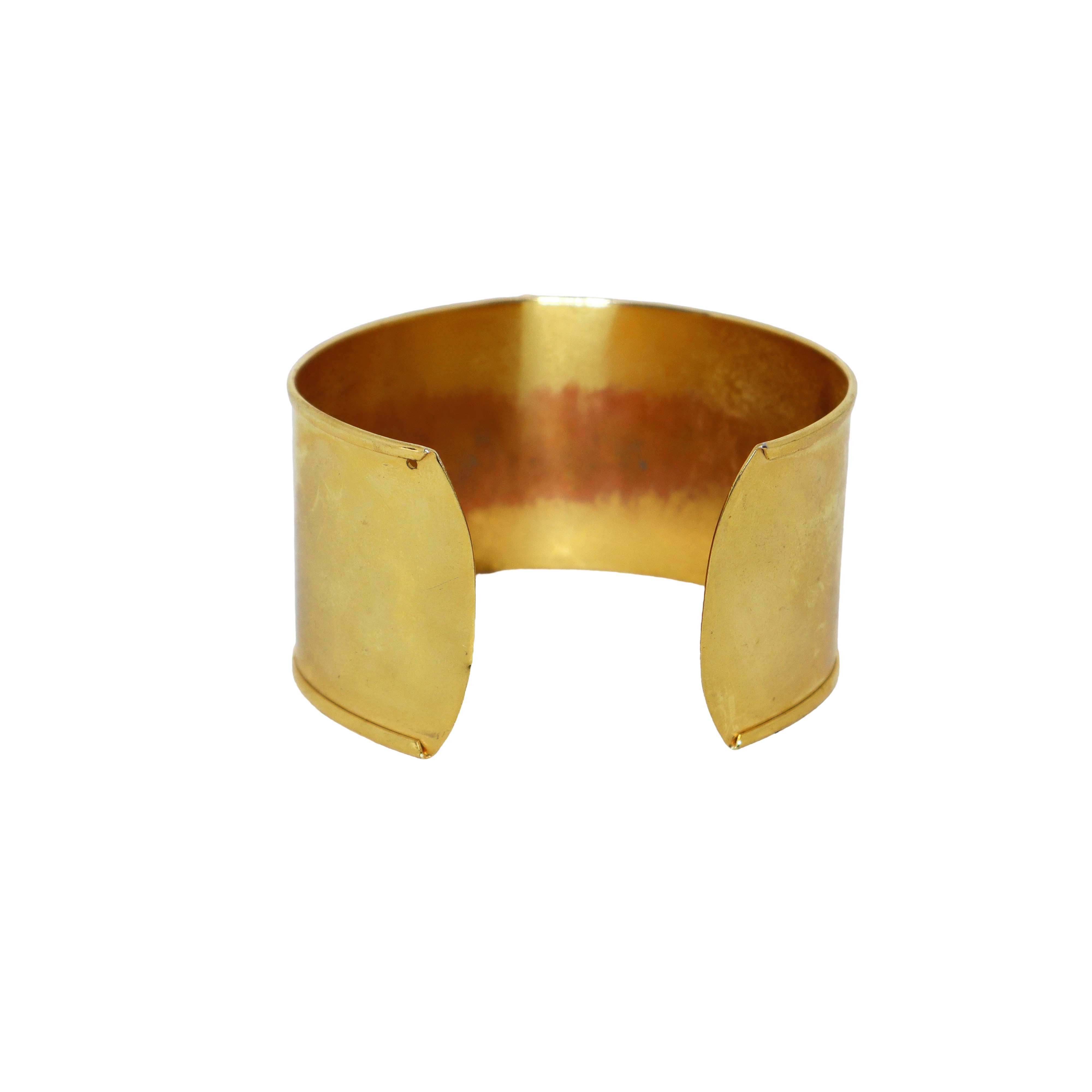 Bracciale rigido dorato con fiore a sbalzo centrale con pietra verde