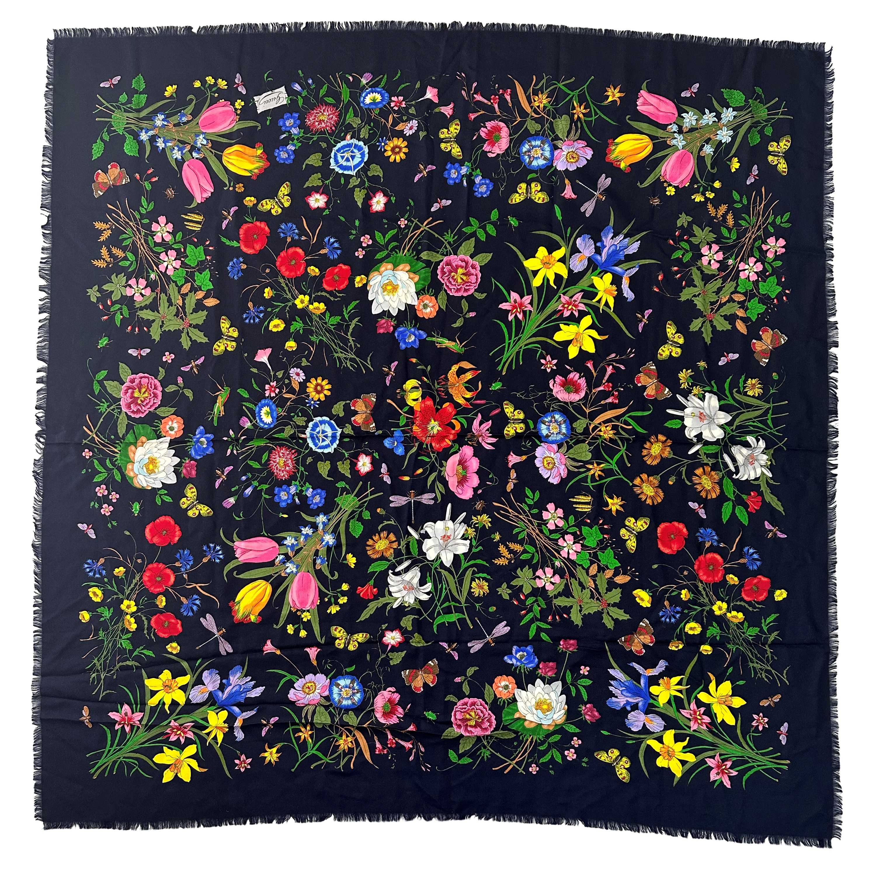 Sciarpa Gucci Flora su fondo blu