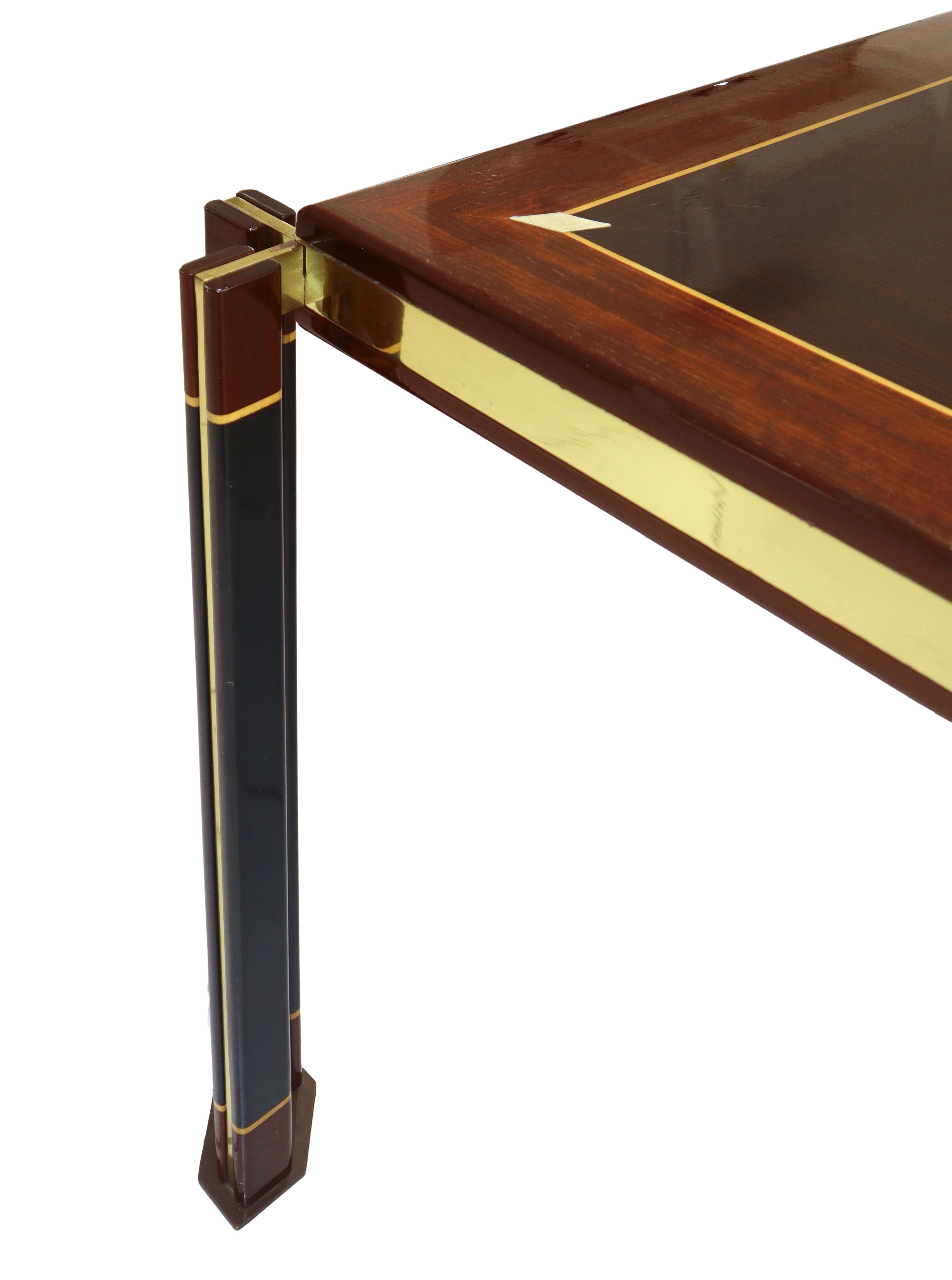 Tavolo quadrato e 8 sedie in ottone impiallacciato in mogano e padouk con intarsi in legno d'acer...