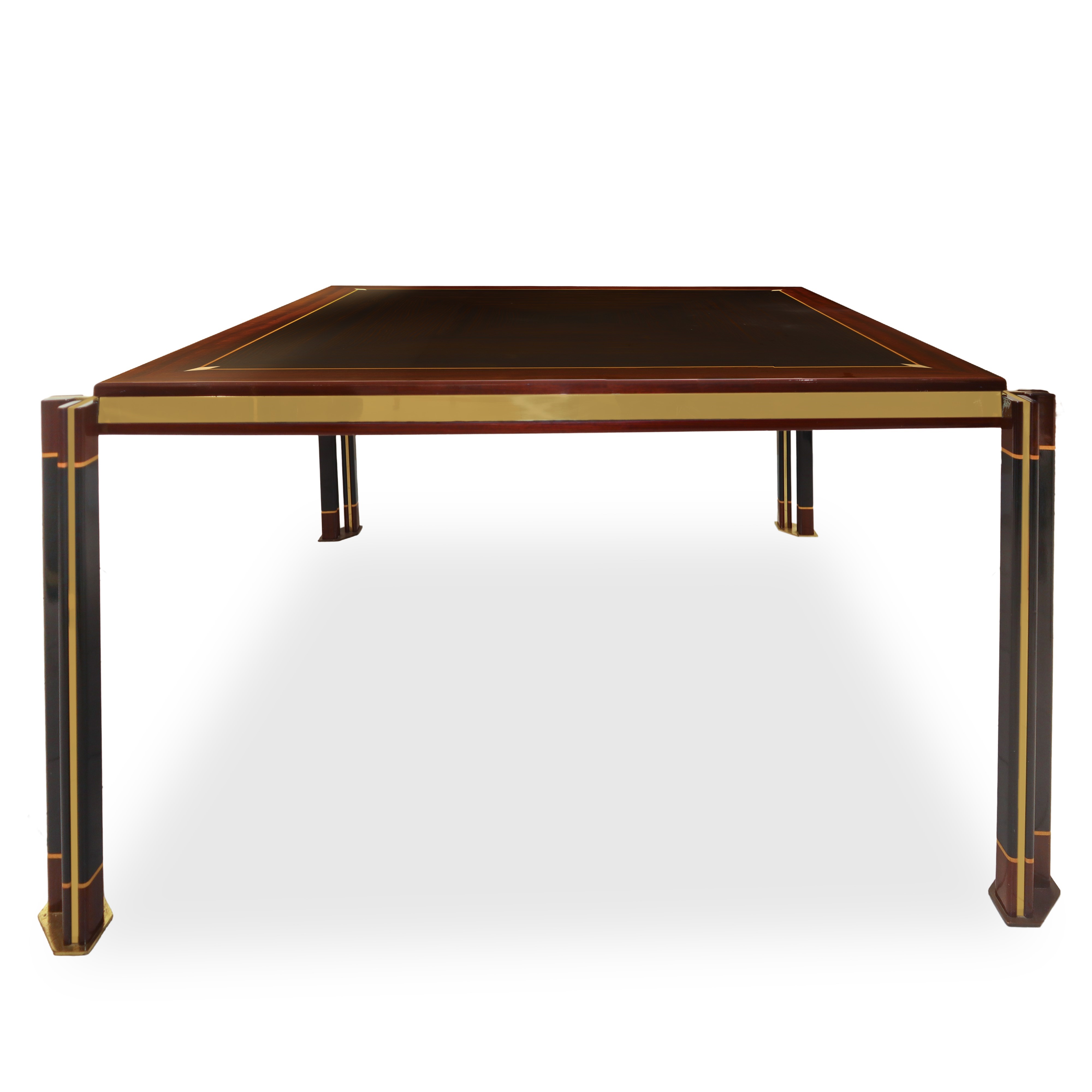 Tavolo quadrato e 8 sedie in ottone impiallacciato in mogano e padouk con intarsi in legno d'acer...