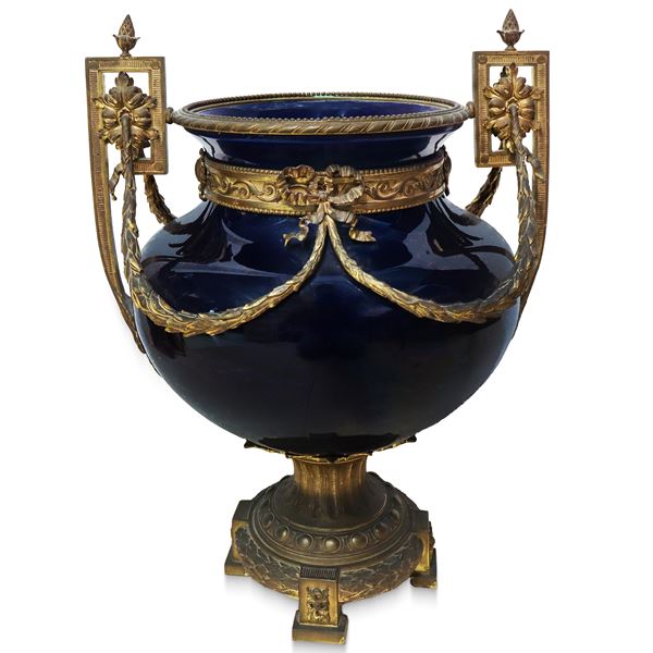 Grande vaso in porcellana  blu stile Sevres con applicazioni in bronzo 