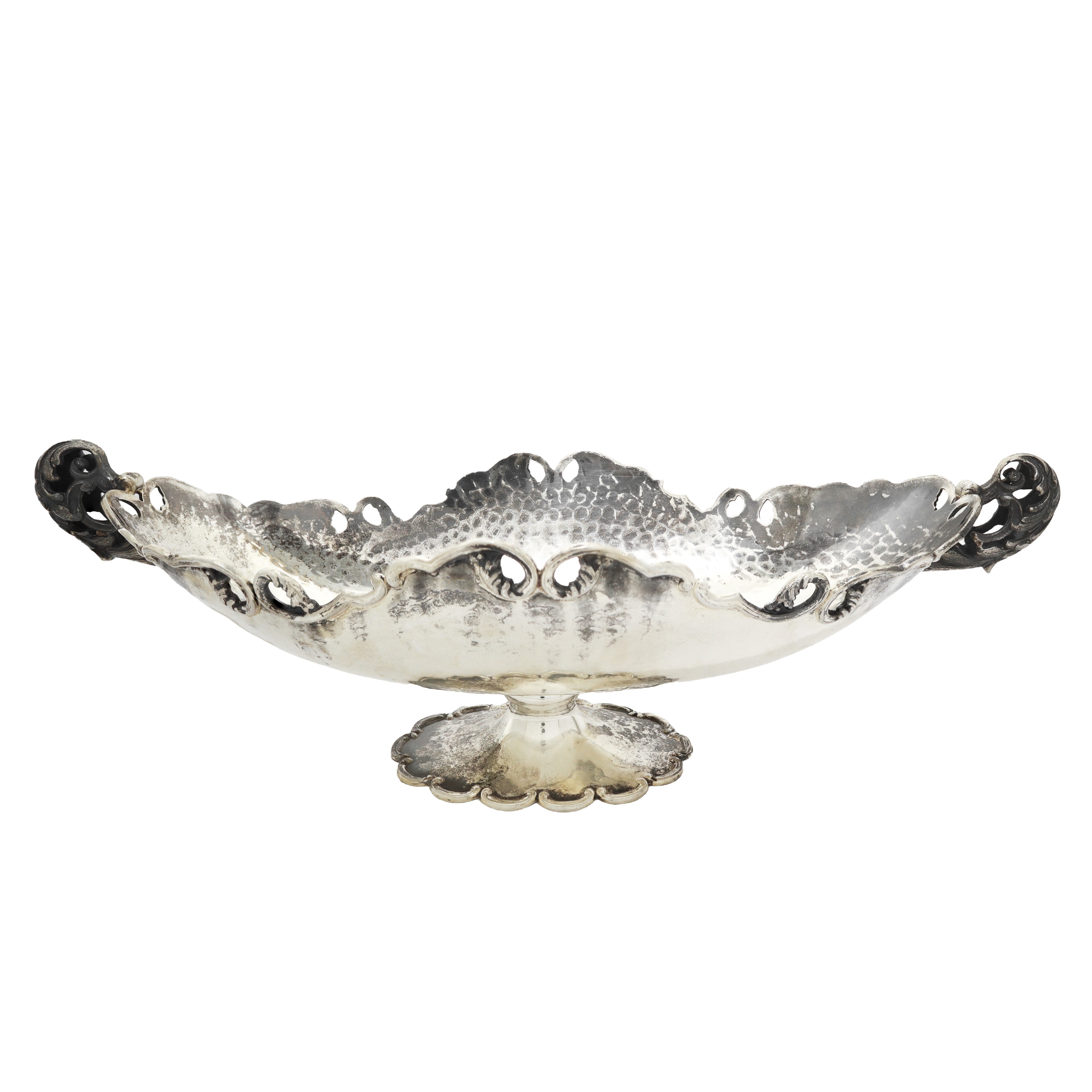 Ciatta in argento con prese a foglie