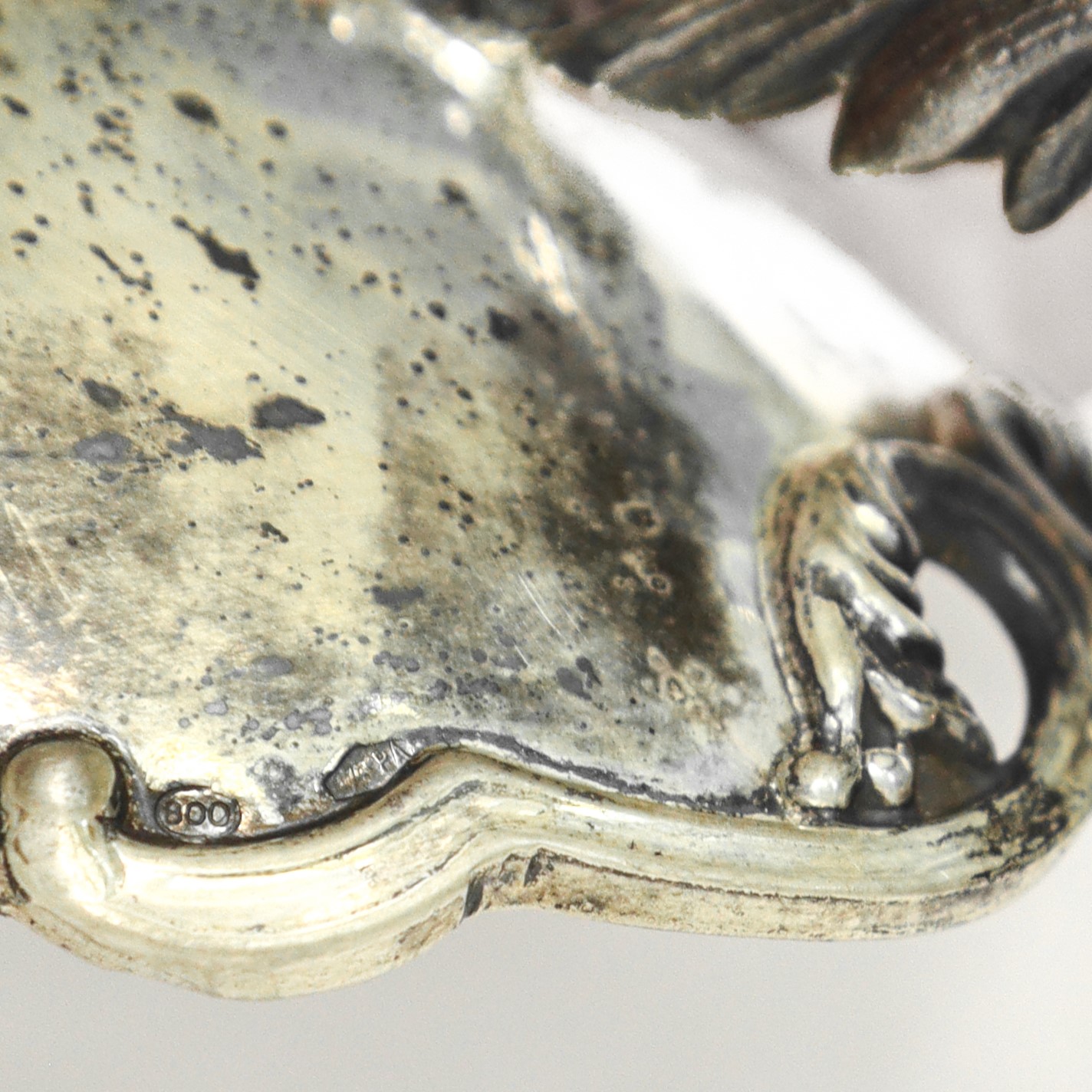 Ciatta in argento con prese a foglie