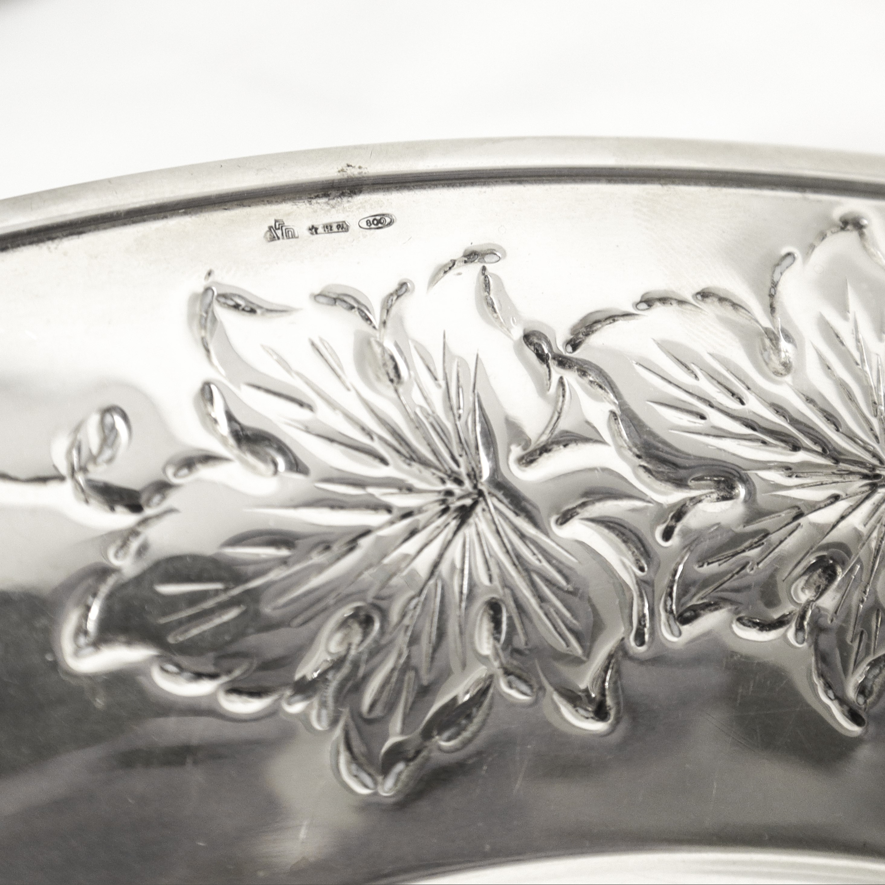 Piatto con decori a sbalzo di foglie e frutti