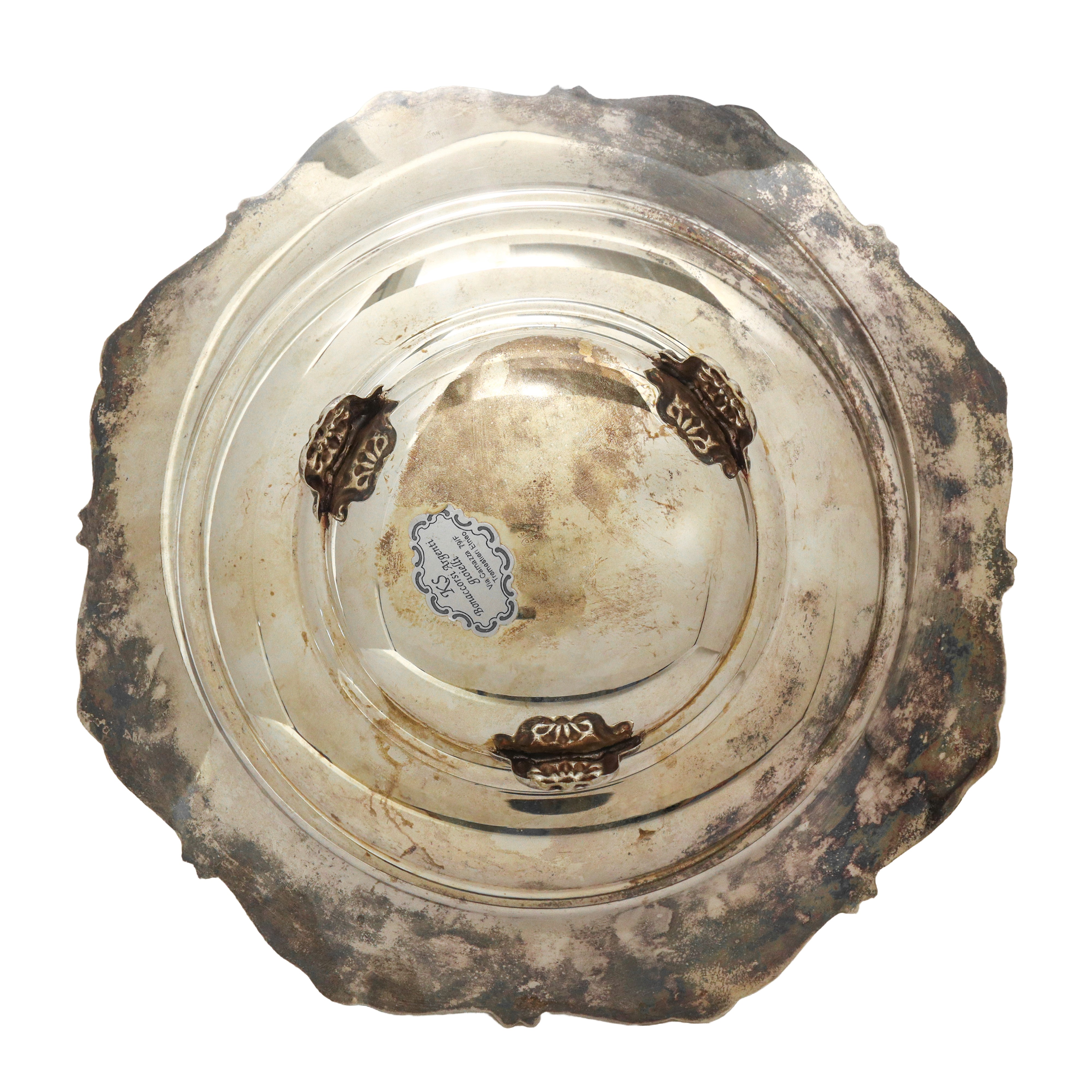 Piccolo portadolci con bordo smerlato e piedi con motivi ornamentali