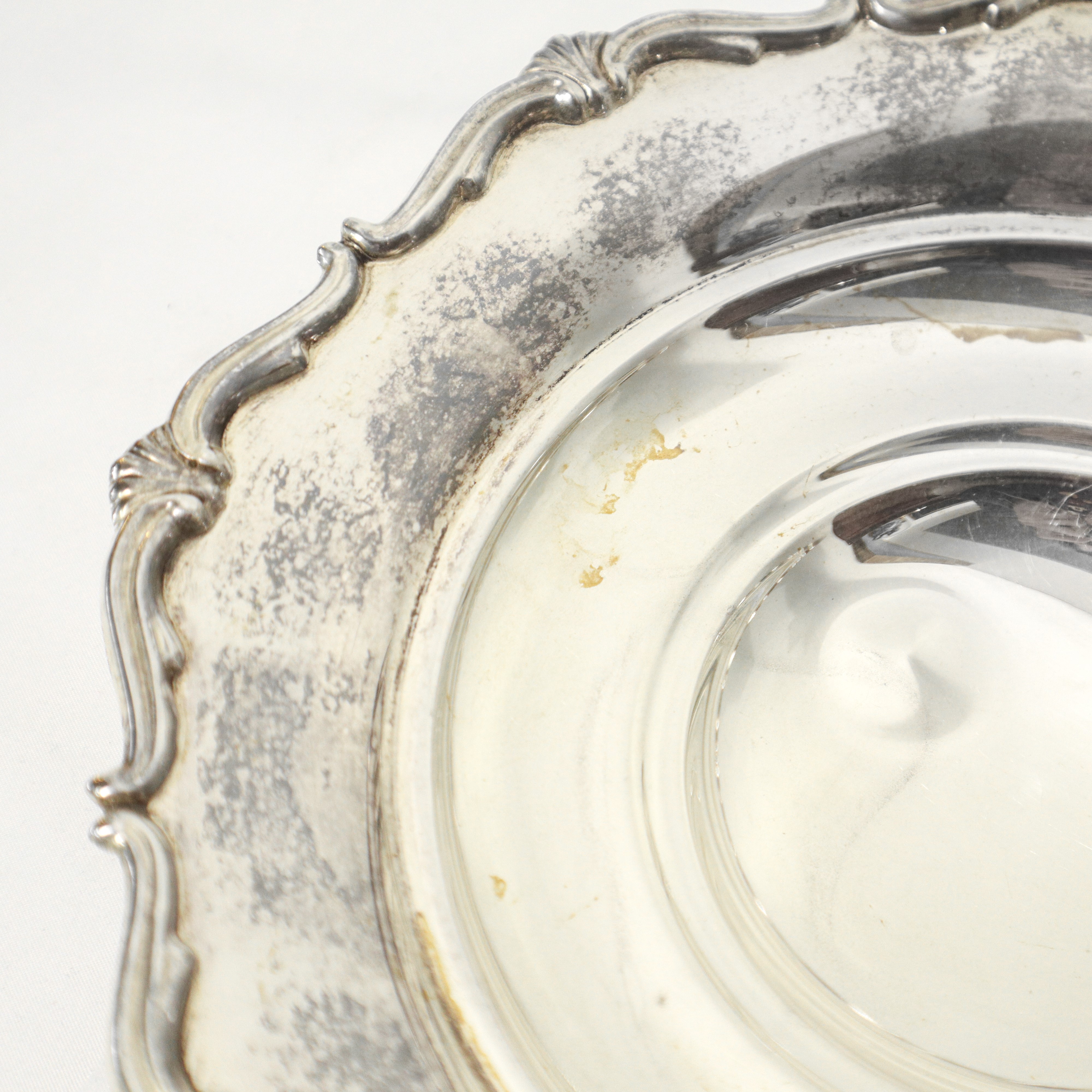 Piccolo portadolci con bordo smerlato e piedi con motivi ornamentali