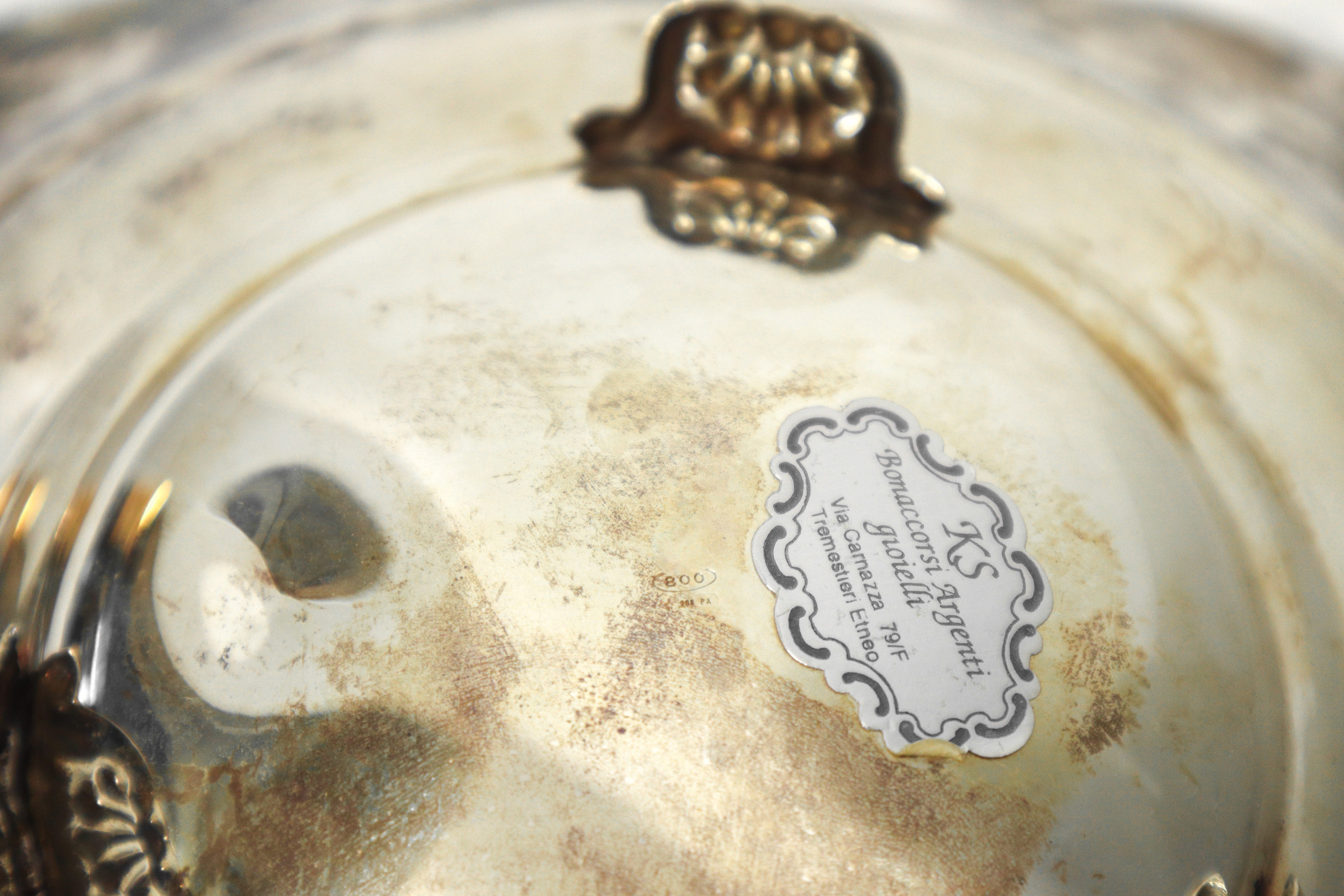 Piccolo portadolci con bordo smerlato e piedi con motivi ornamentali