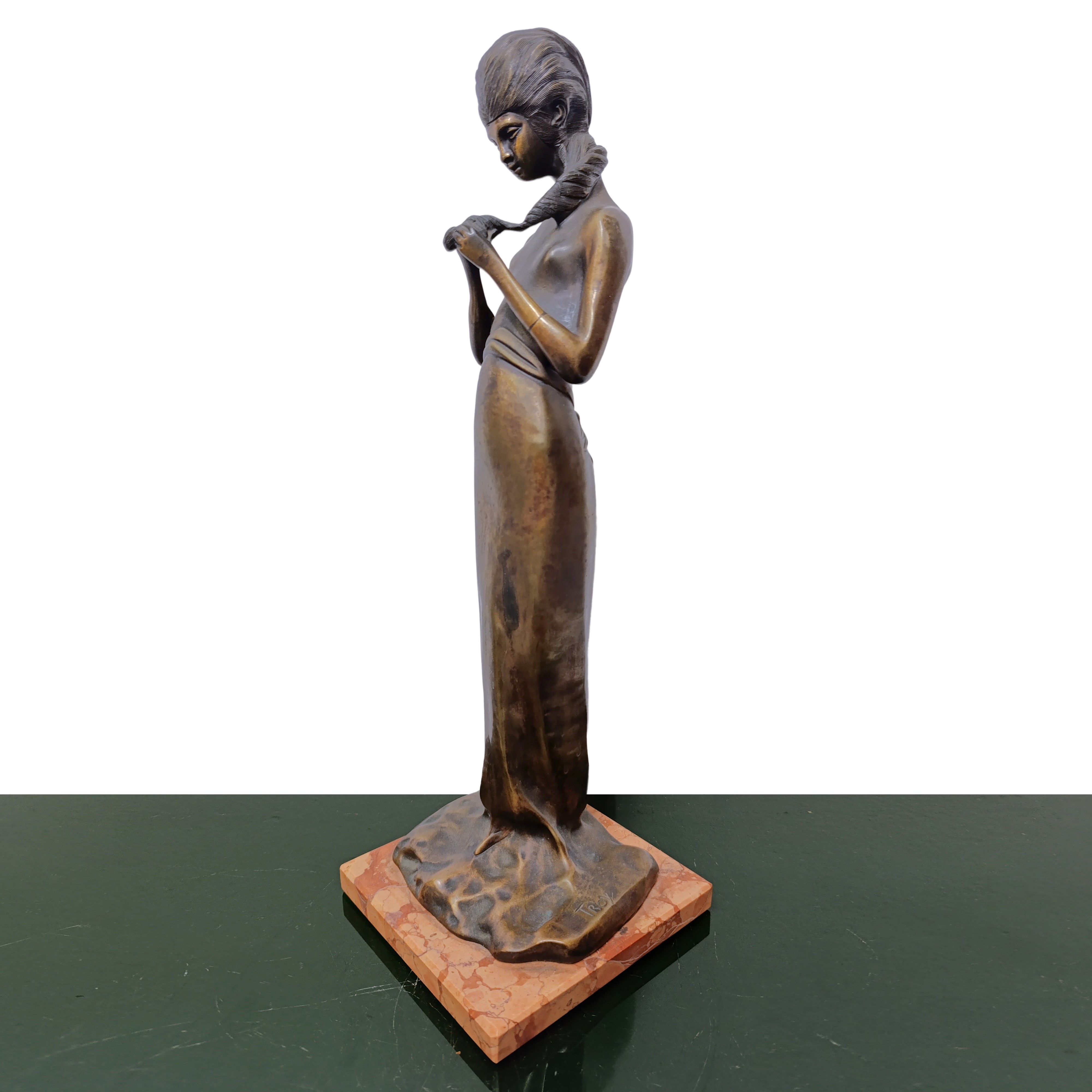 Donna con Treccia, Scultura in Bronzo.
