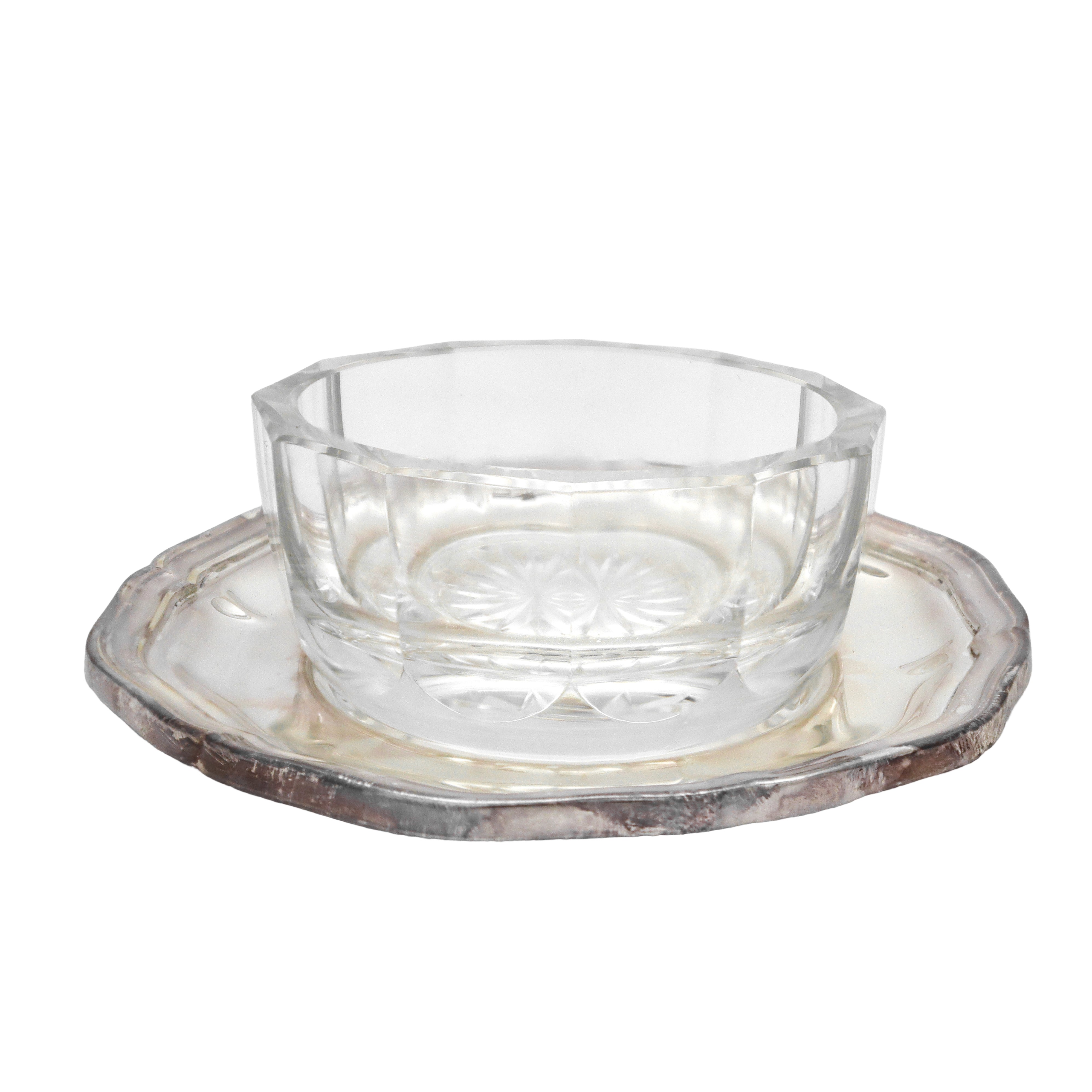 Sale e pepe in vetro con piattino in argento 800, Argentieri Ricci. Dotato di scatola originale.