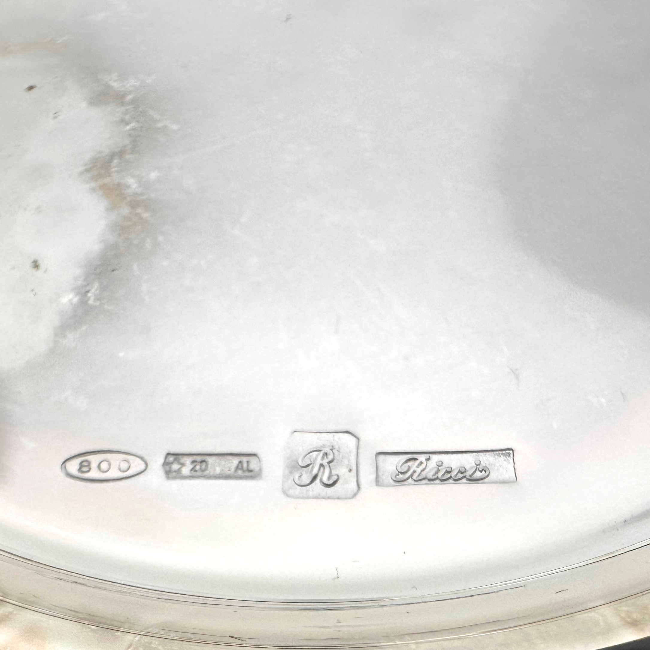 Sale e pepe in vetro con piattino in argento 800, Argentieri Ricci. Dotato di scatola originale.