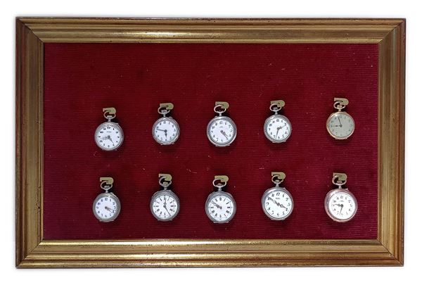 Showcase with ten collector's pocket watches, 1 of which in 12K gold, engraved on the reverse