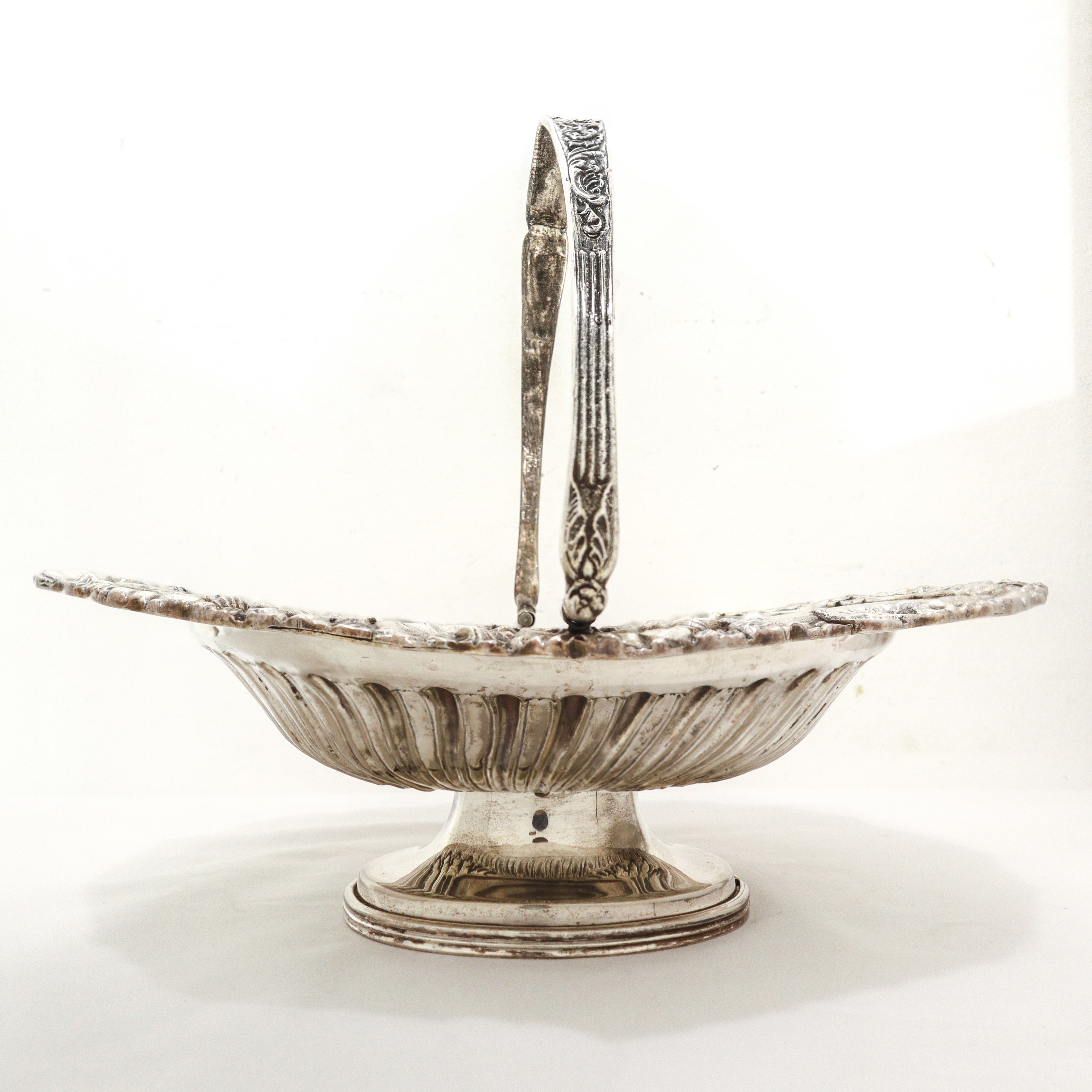 Portadolci in sheffield con bordo martellato decorato