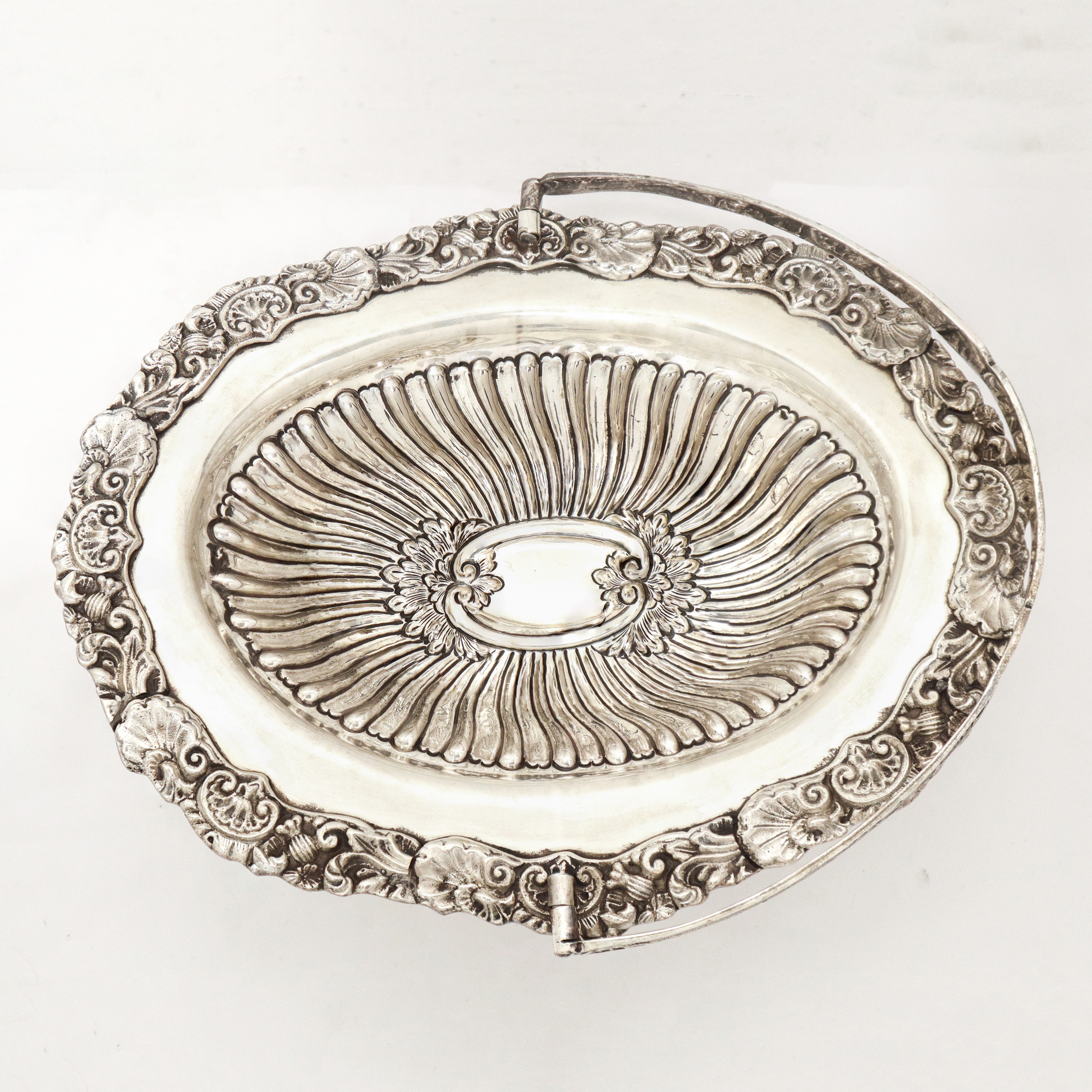 Portadolci in sheffield con bordo martellato decorato