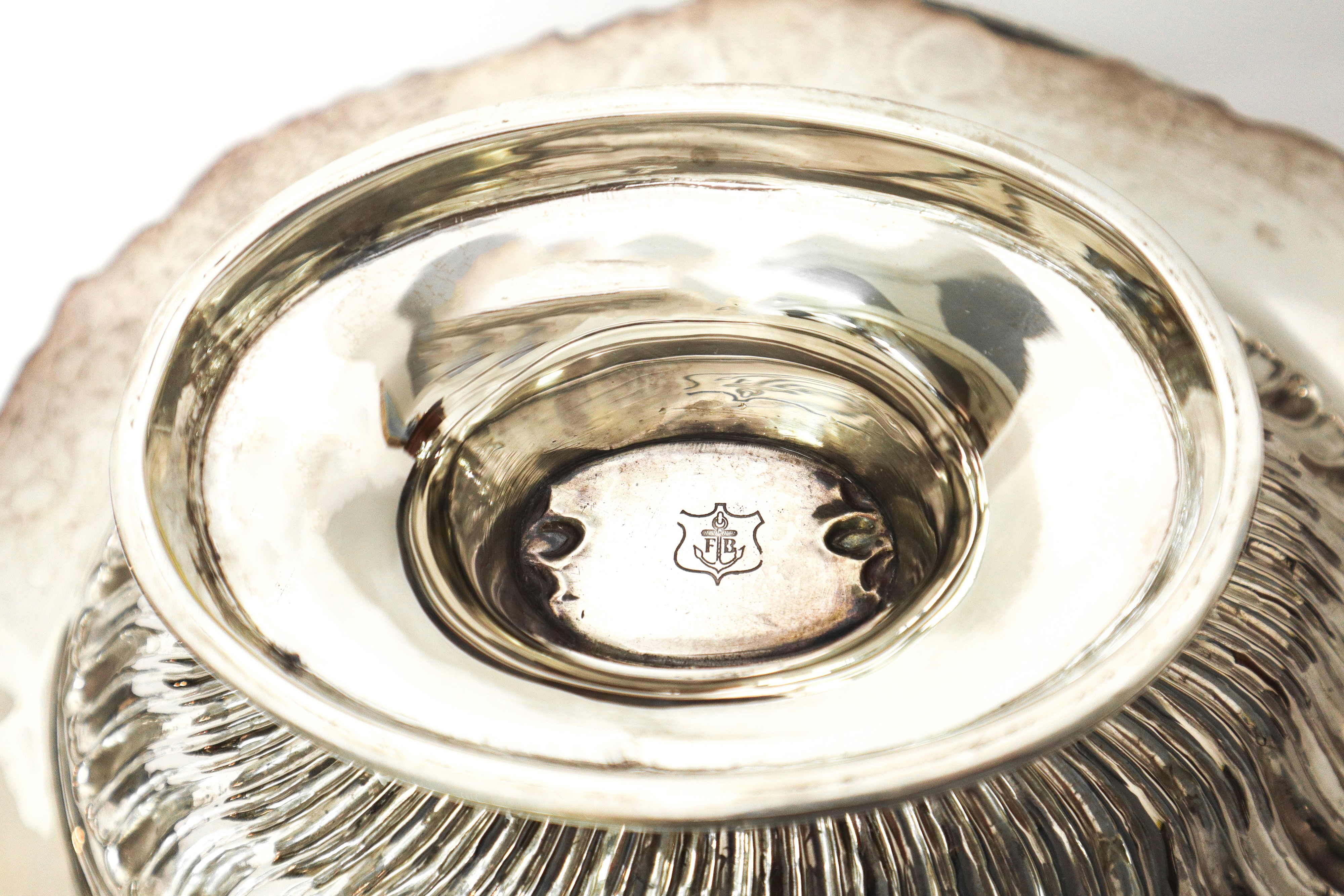 Portadolci in sheffield con bordo martellato decorato