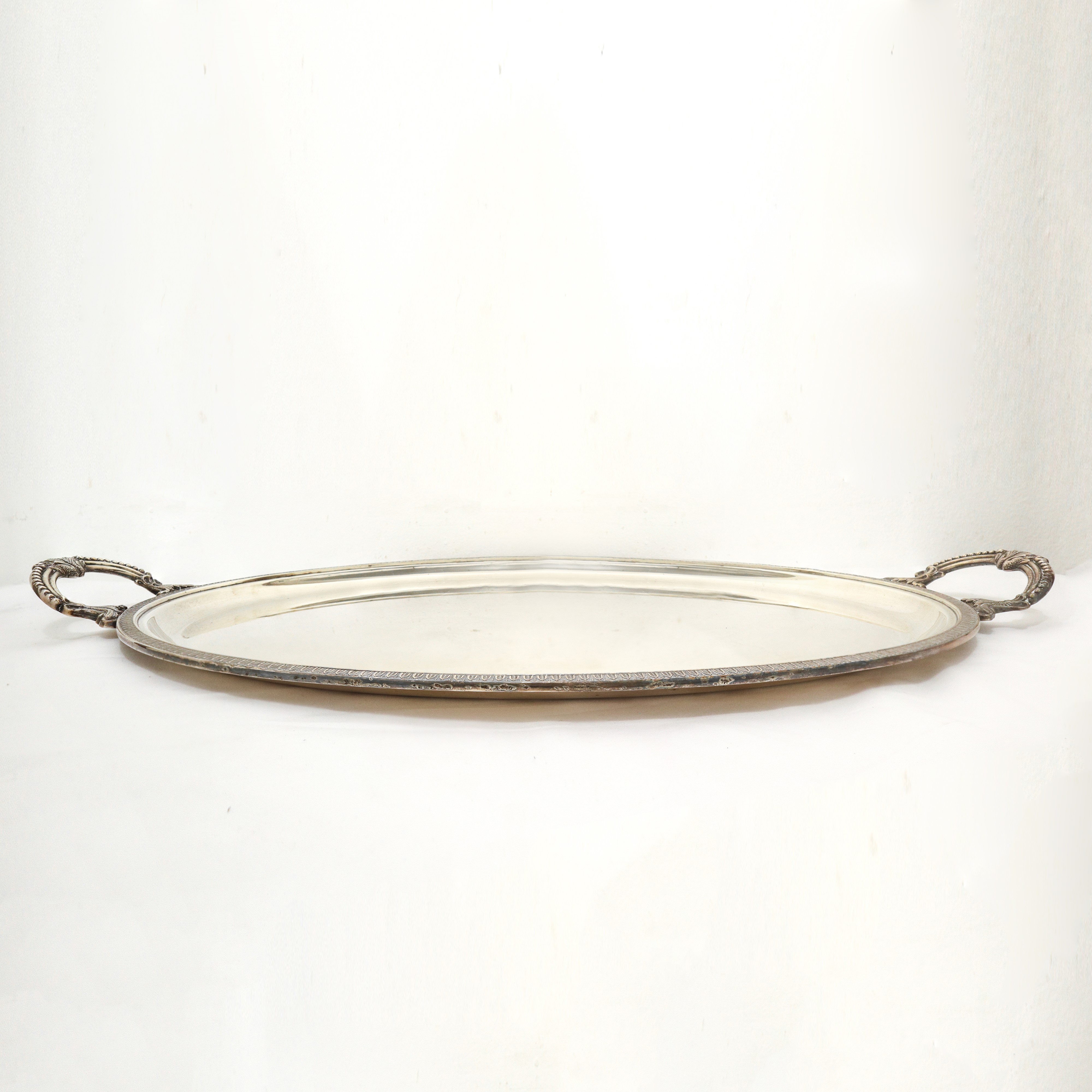 Vassoio silver plated con prese e bordo decorato