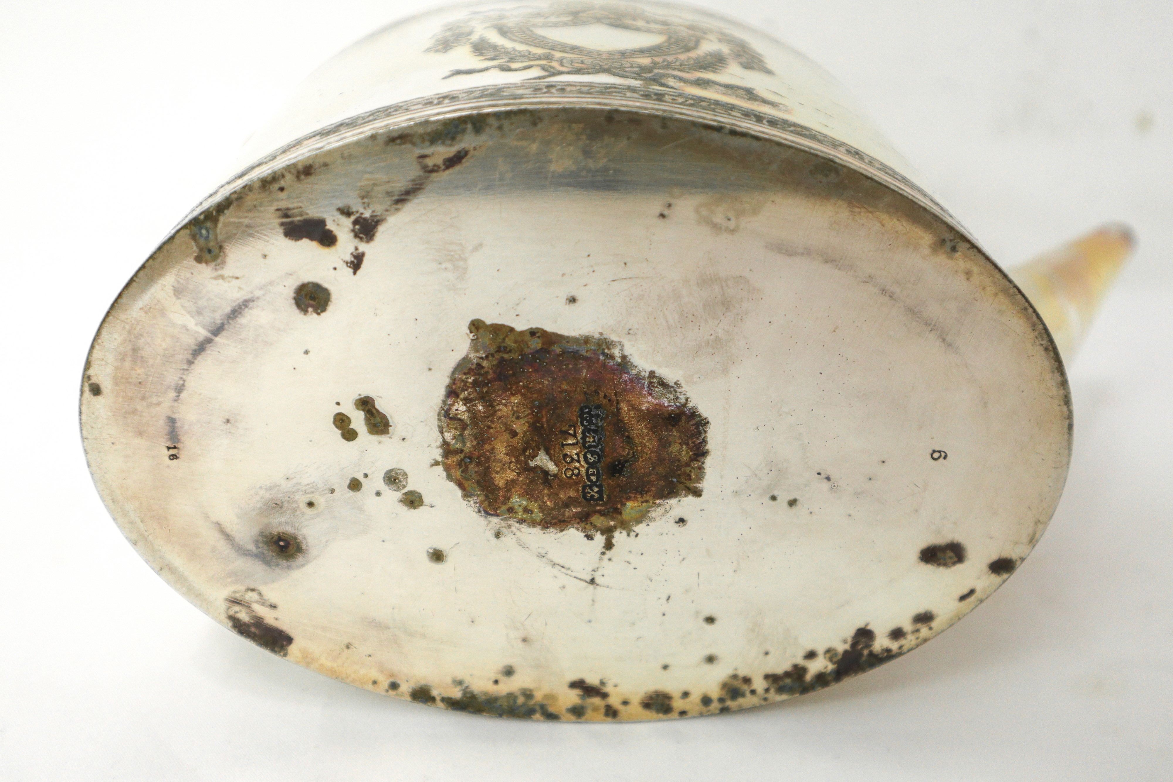 Teiera in sheffield con decori fronte e retro