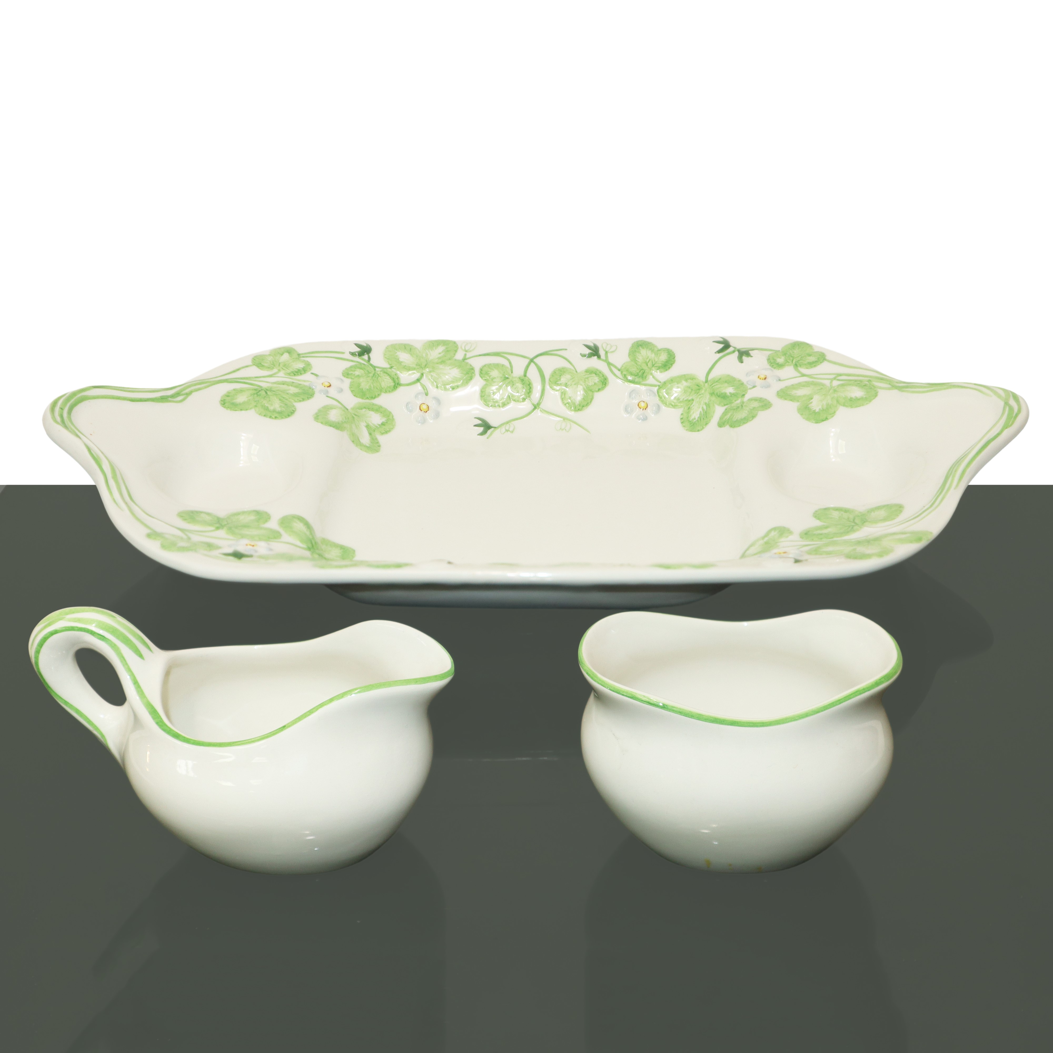 Piatto da portata con salsiere, decorazioni di fiori e foglie