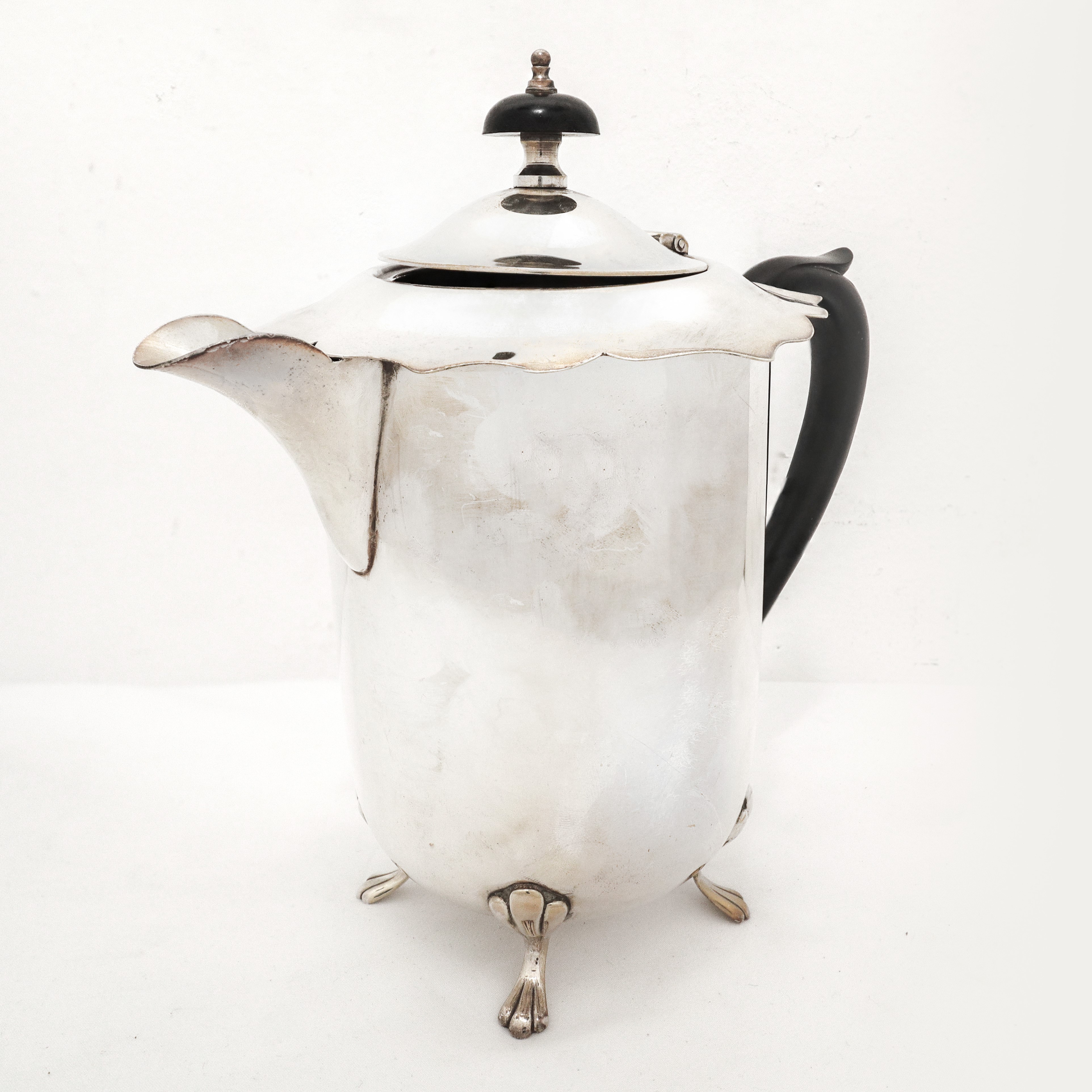 Teiera inglese silver plated con piedi zoomorfi e bordo smerlato