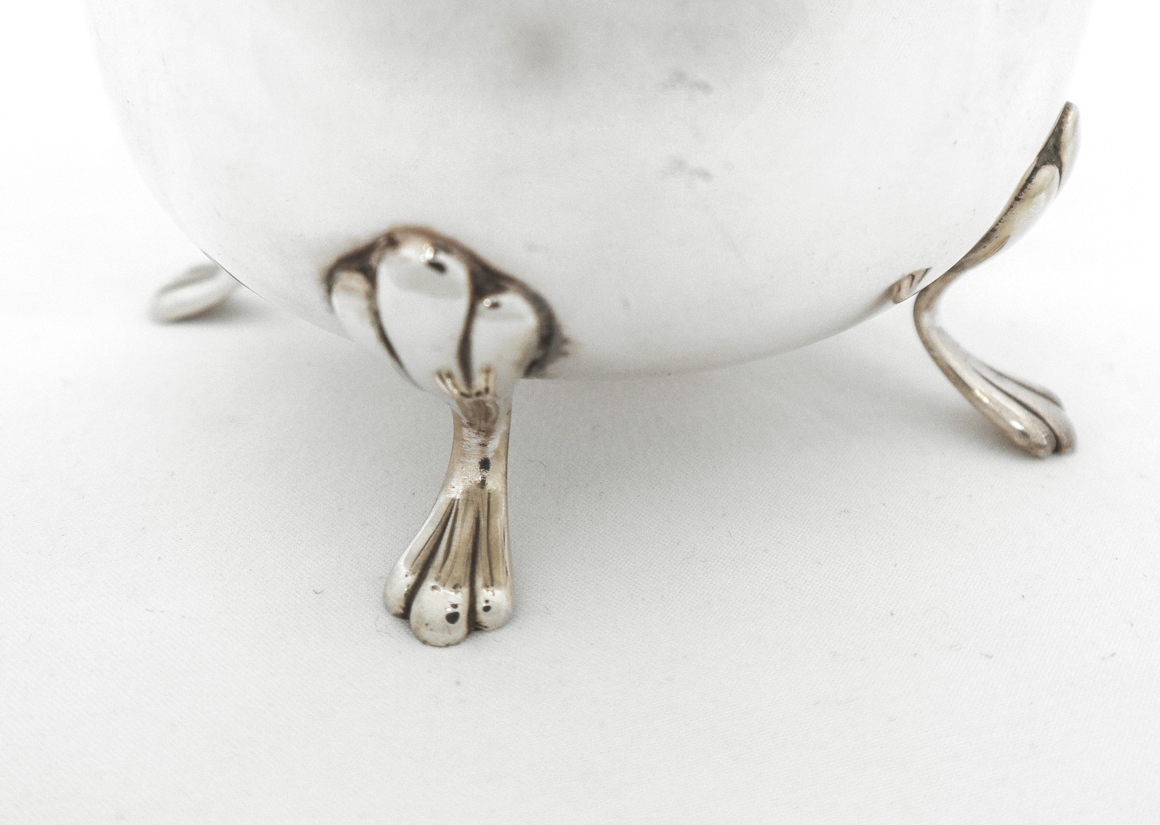 Teiera inglese silver plated con piedi zoomorfi e bordo smerlato